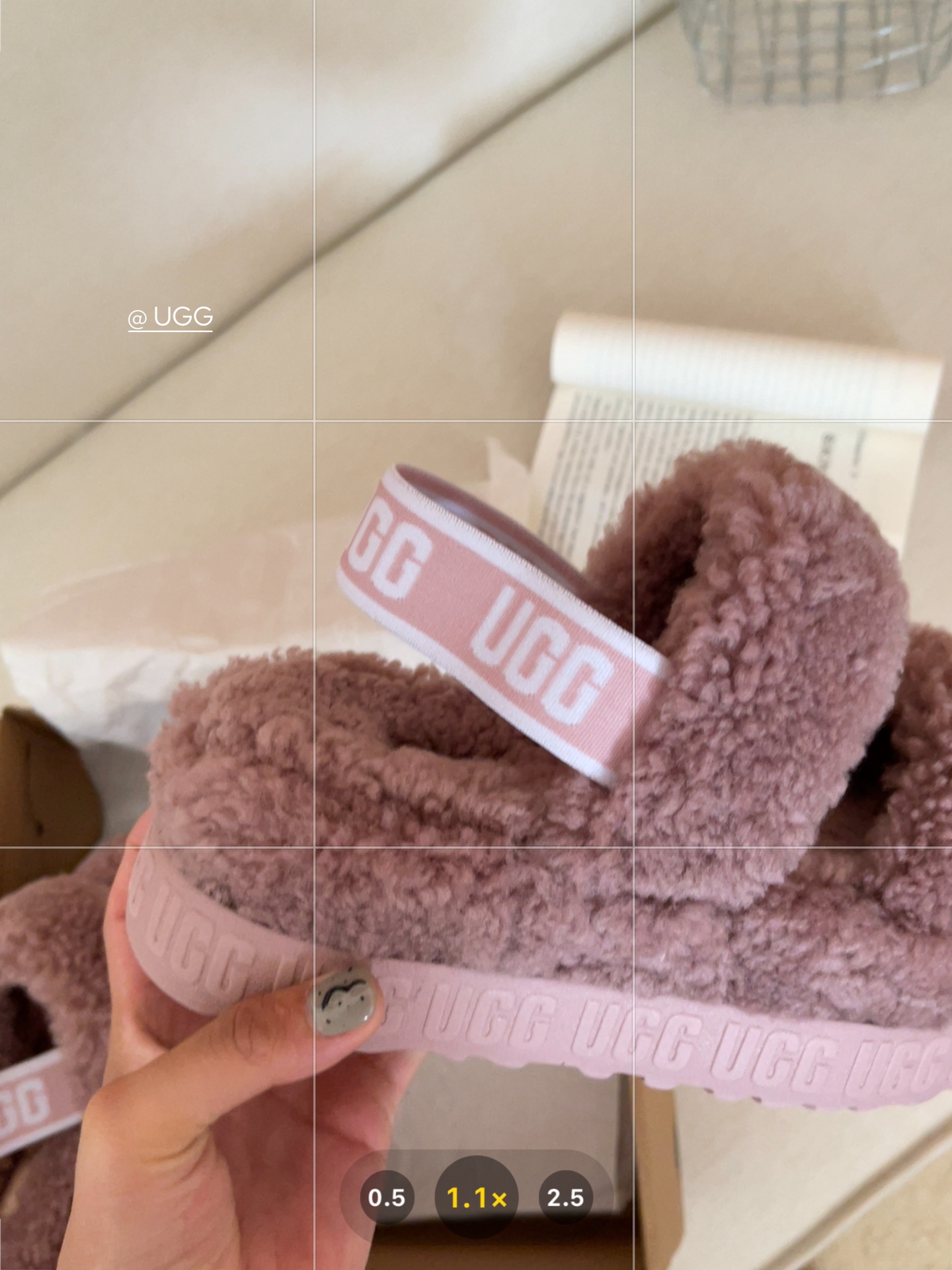 【ugg】秋冬周冬雨同款毛茸拖
 品名：欧芙拉菲塔，
隆丰泰迪毛松糕底拖 它是经典款oh yeah凉鞋的