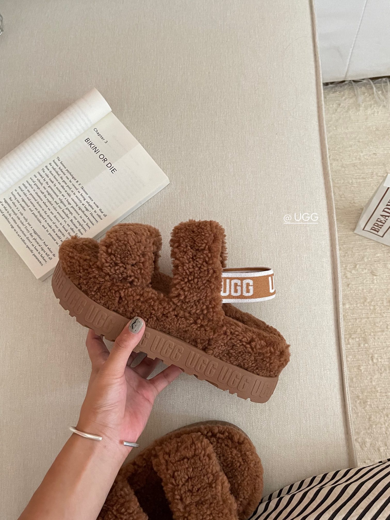 【ugg】秋冬周冬雨同款毛茸拖
 品名：欧芙拉菲塔，
隆丰泰迪毛松糕底拖 它是经典款oh yeah凉鞋的
