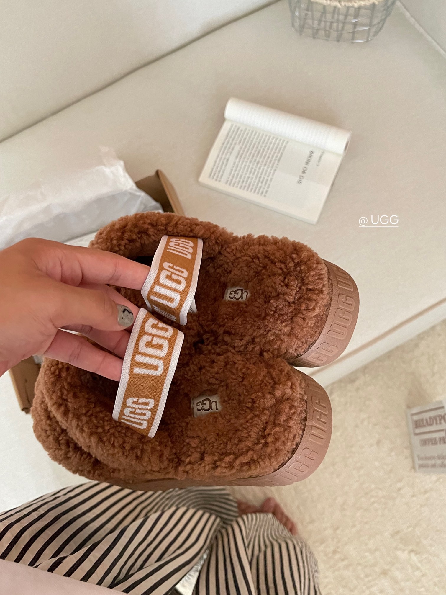 【ugg】秋冬周冬雨同款毛茸拖
 品名：欧芙拉菲塔，
隆丰泰迪毛松糕底拖 它是经典款oh yeah凉鞋的