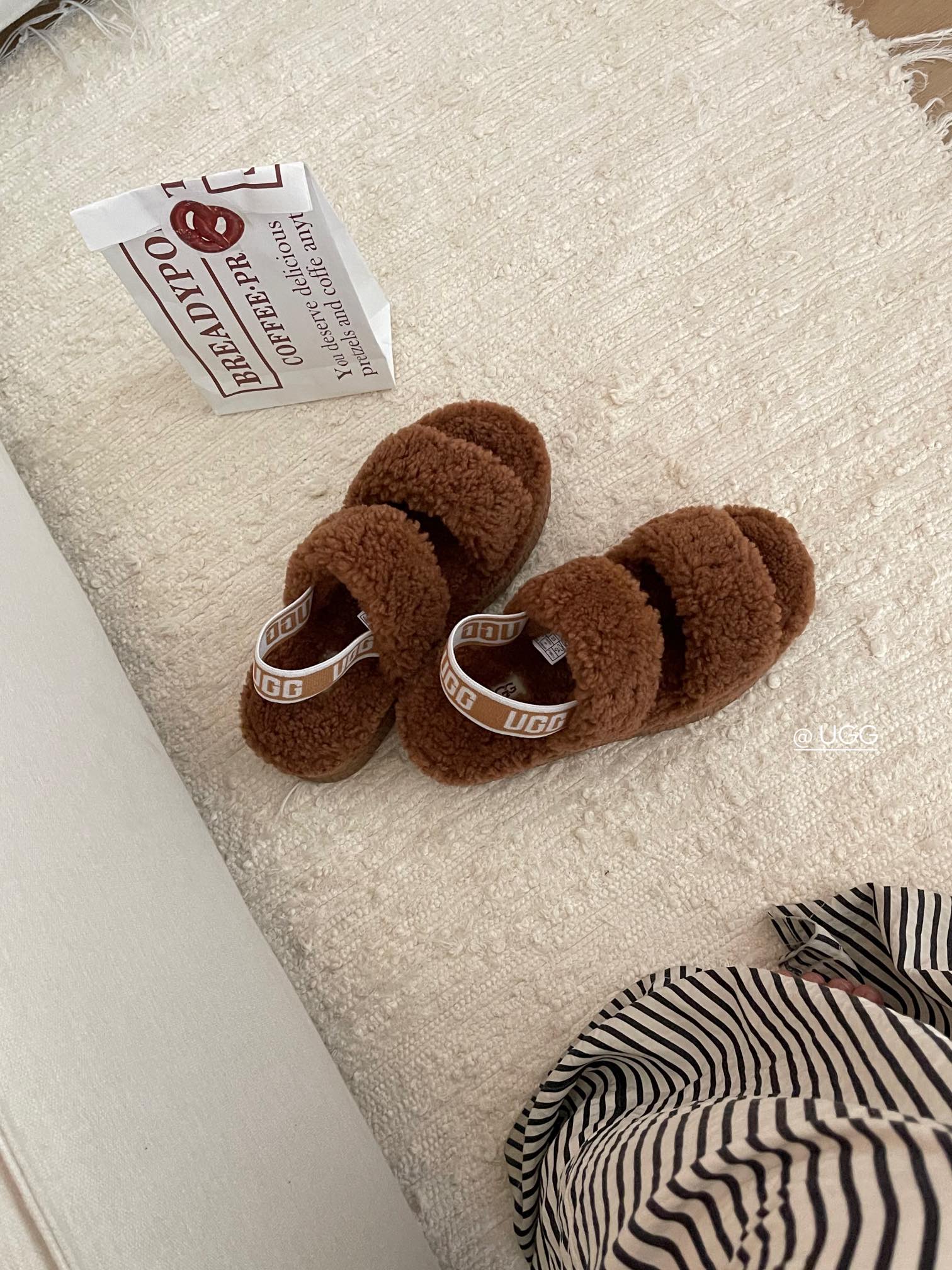 【ugg】秋冬周冬雨同款毛茸拖
 品名：欧芙拉菲塔，
隆丰泰迪毛松糕底拖 它是经典款oh yeah凉鞋的