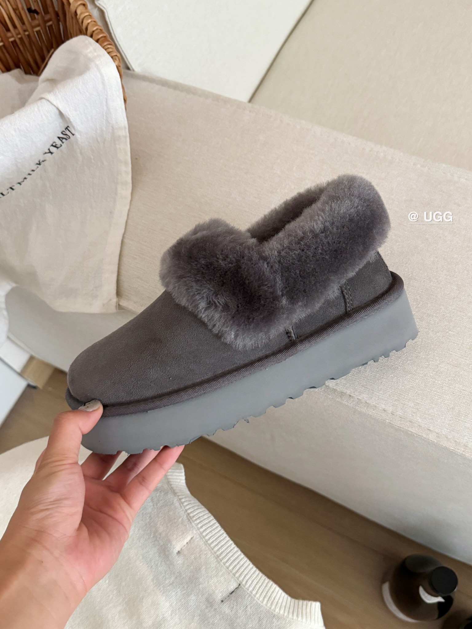 Ugg 厚底～大喜庆👉
经典百搭时尚 百穿不腻❗️
皮毛一体后跟可踩
颜色：栗色、沙色 、灰色
size