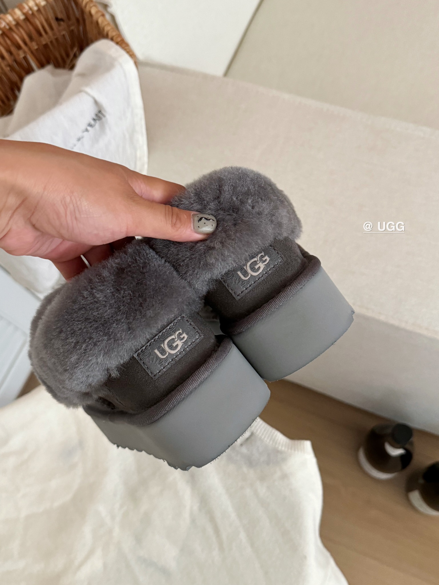 Ugg 厚底～大喜庆👉
经典百搭时尚 百穿不腻❗️
皮毛一体后跟可踩
颜色：栗色、沙色 、灰色
size