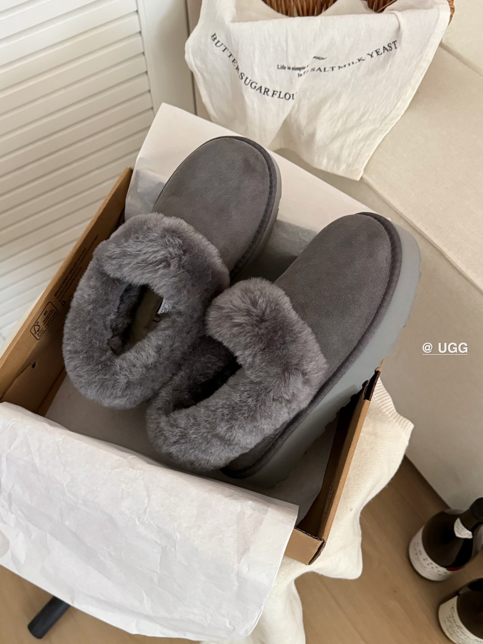 Ugg 厚底～大喜庆👉
经典百搭时尚 百穿不腻❗️
皮毛一体后跟可踩
颜色：栗色、沙色 、灰色
size