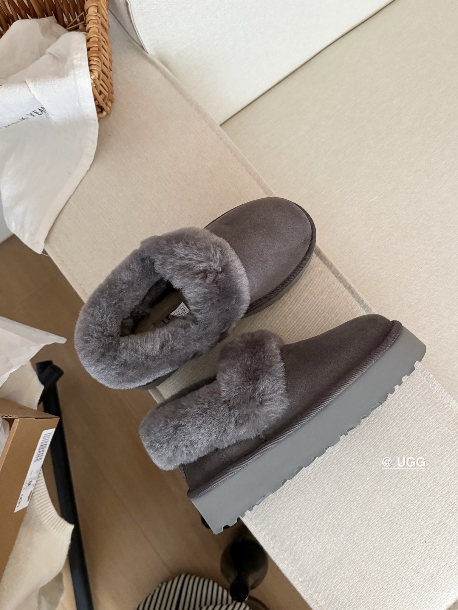 Ugg 厚底～大喜庆👉
经典百搭时尚 百穿不腻❗️
皮毛一体后跟可踩
颜色：栗色、沙色 、灰色
size