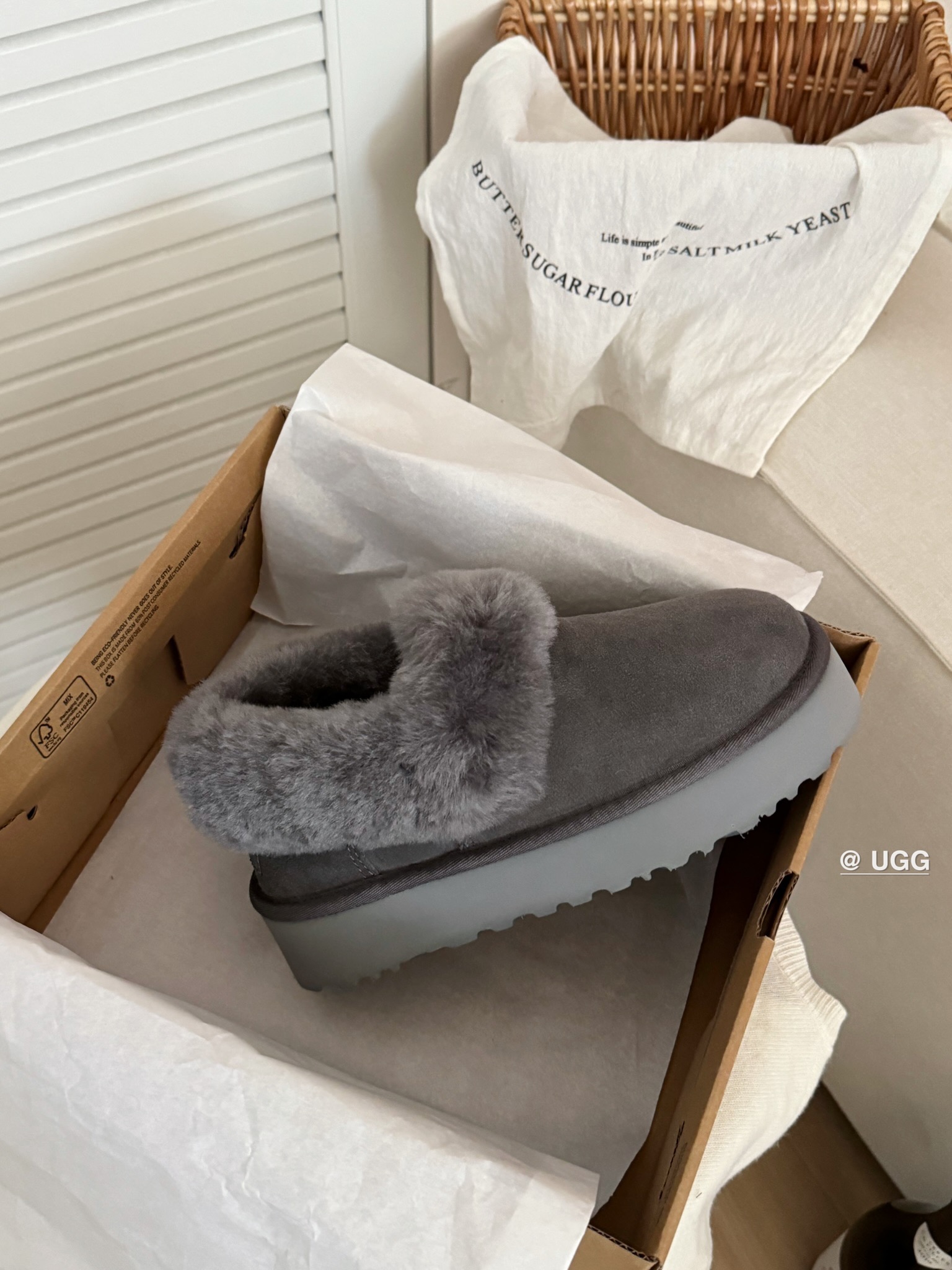 Ugg 厚底～大喜庆👉
经典百搭时尚 百穿不腻❗️
皮毛一体后跟可踩
颜色：栗色、沙色 、灰色
size