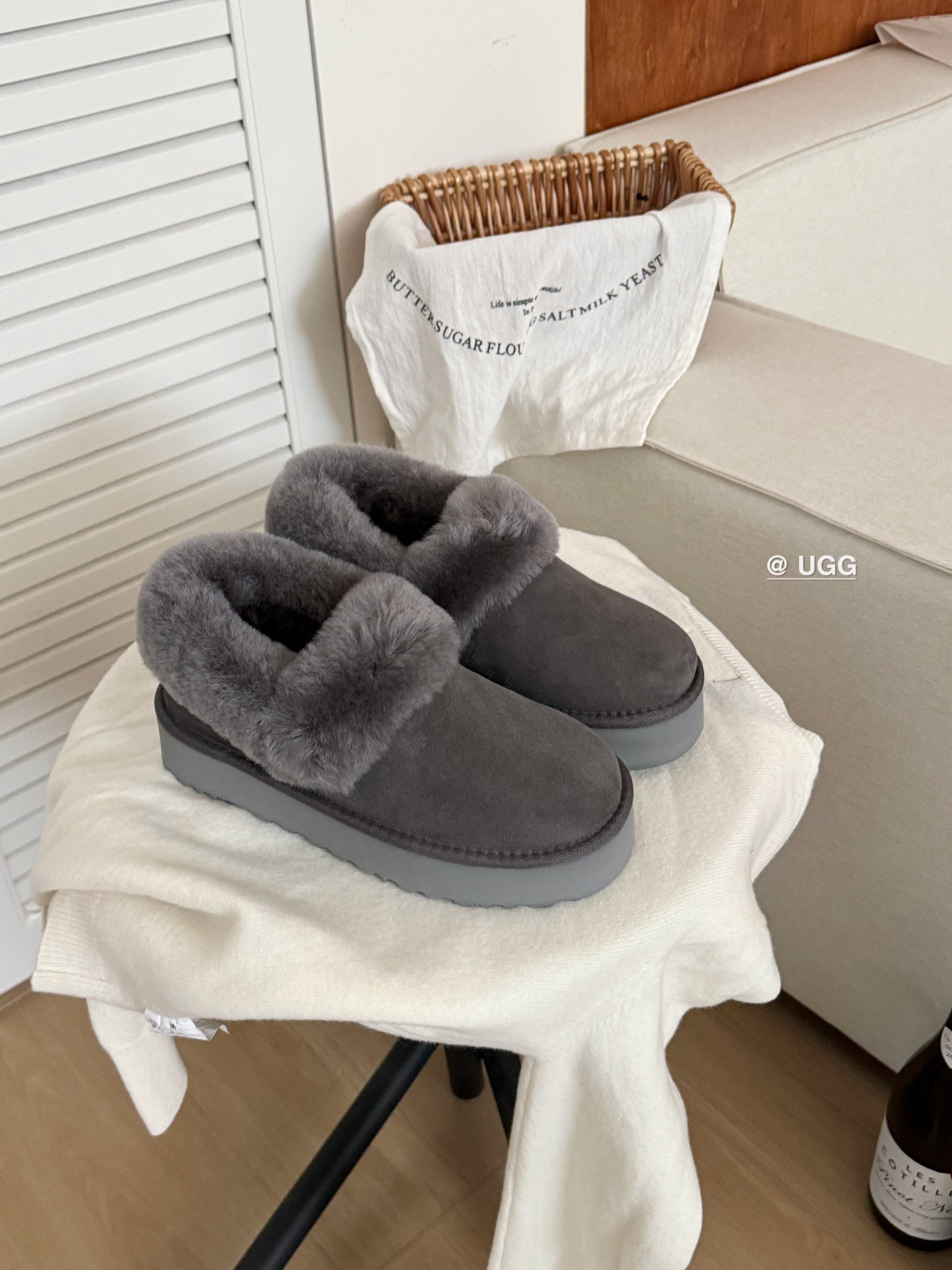 Ugg 厚底～大喜庆👉
经典百搭时尚 百穿不腻❗️
皮毛一体后跟可踩
颜色：栗色、沙色 、灰色
size