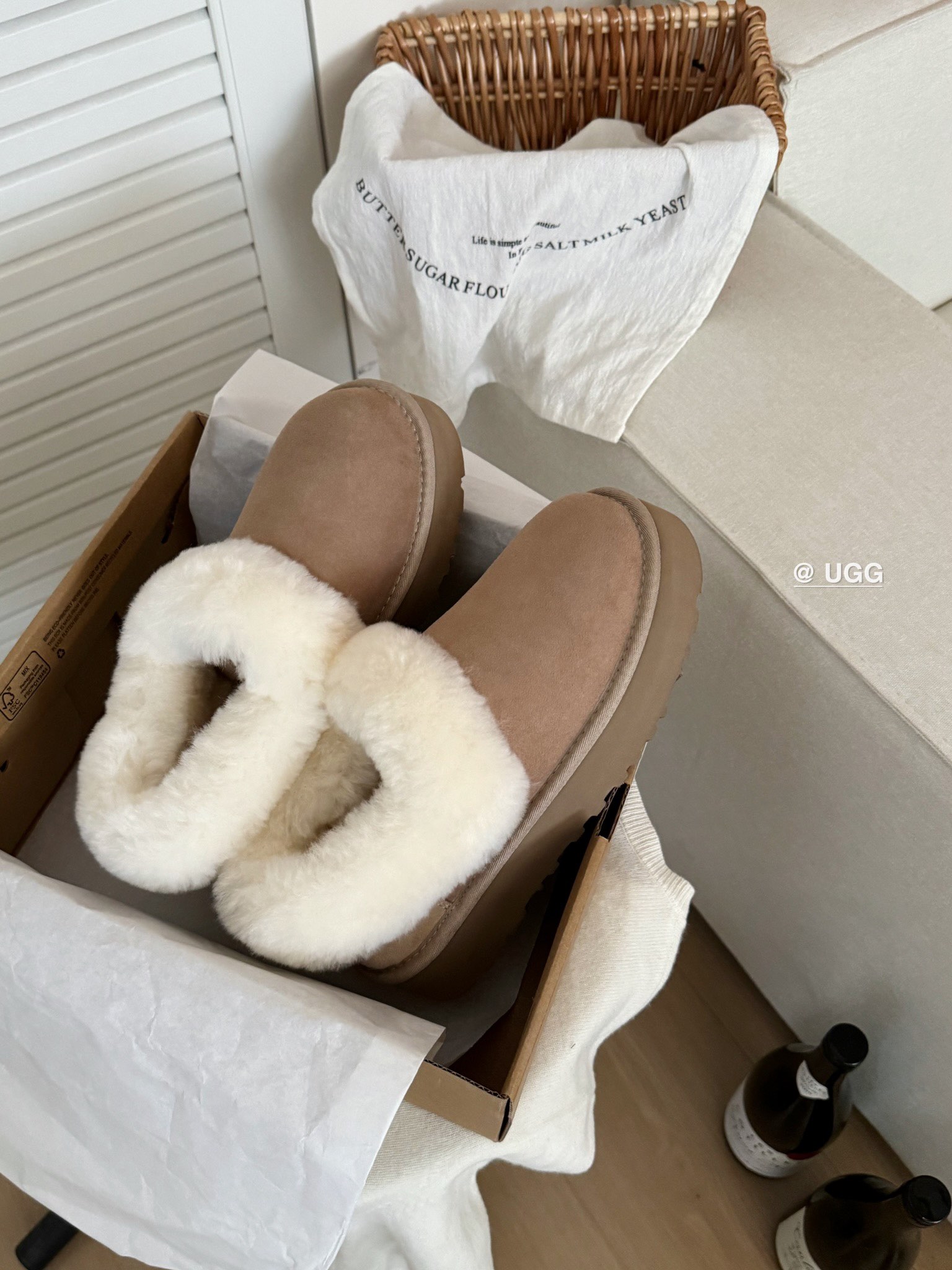 Ugg 厚底～大喜庆👉
经典百搭时尚 百穿不腻❗️
皮毛一体后跟可踩
颜色：栗色、沙色 、灰色
size