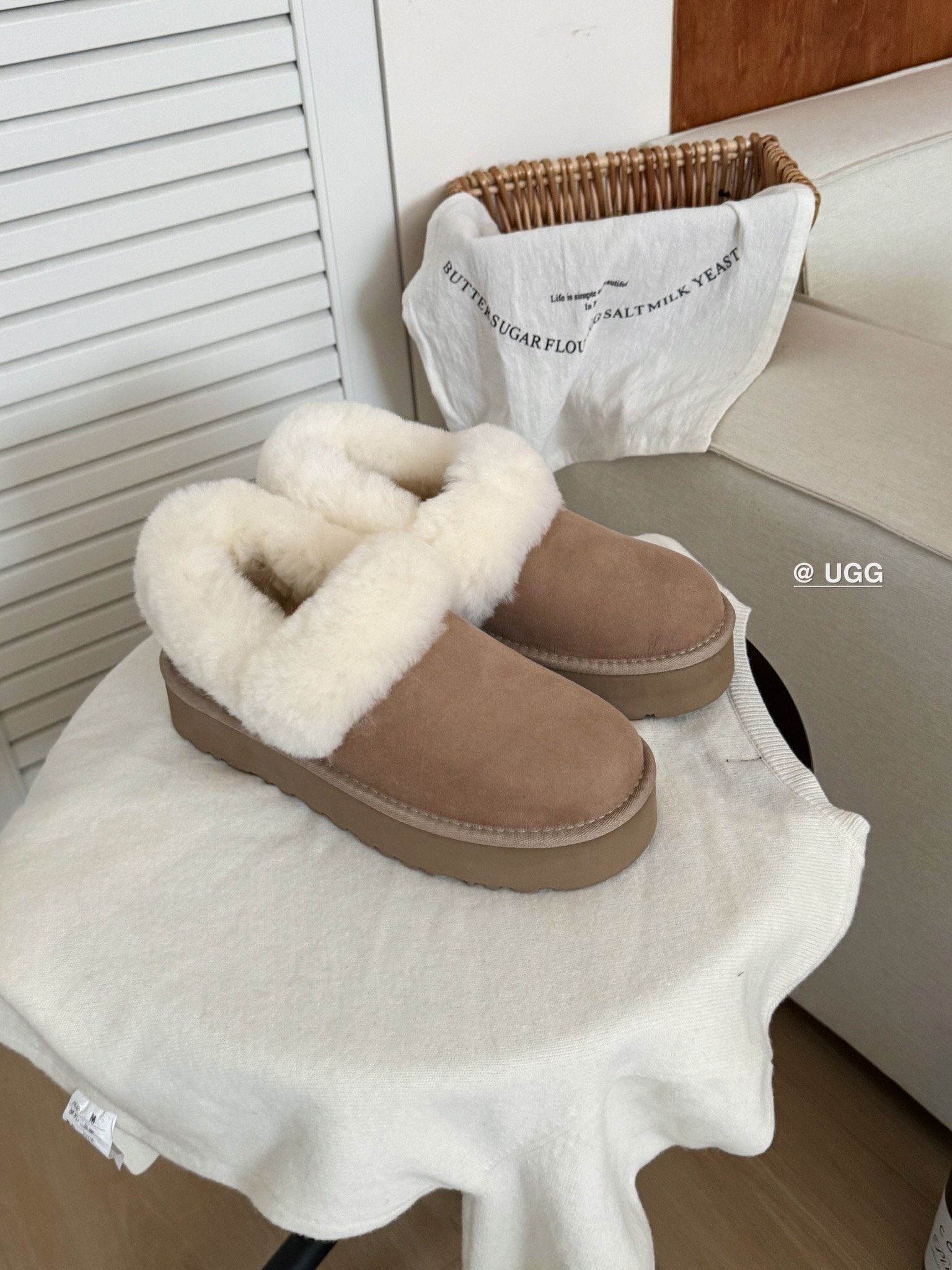 Ugg 厚底～大喜庆👉
经典百搭时尚 百穿不腻❗️
皮毛一体后跟可踩
颜色：栗色、沙色 、灰色
size
