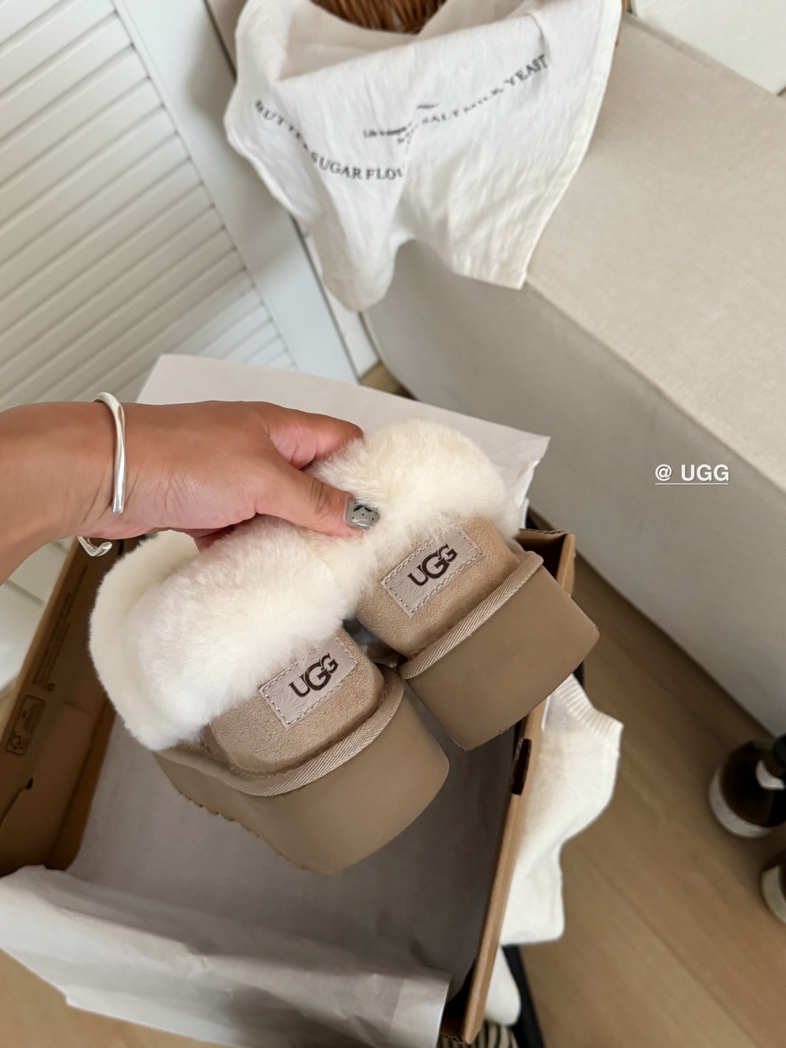 Ugg 厚底～大喜庆👉
经典百搭时尚 百穿不腻❗️
皮毛一体后跟可踩
颜色：栗色、沙色 、灰色
size