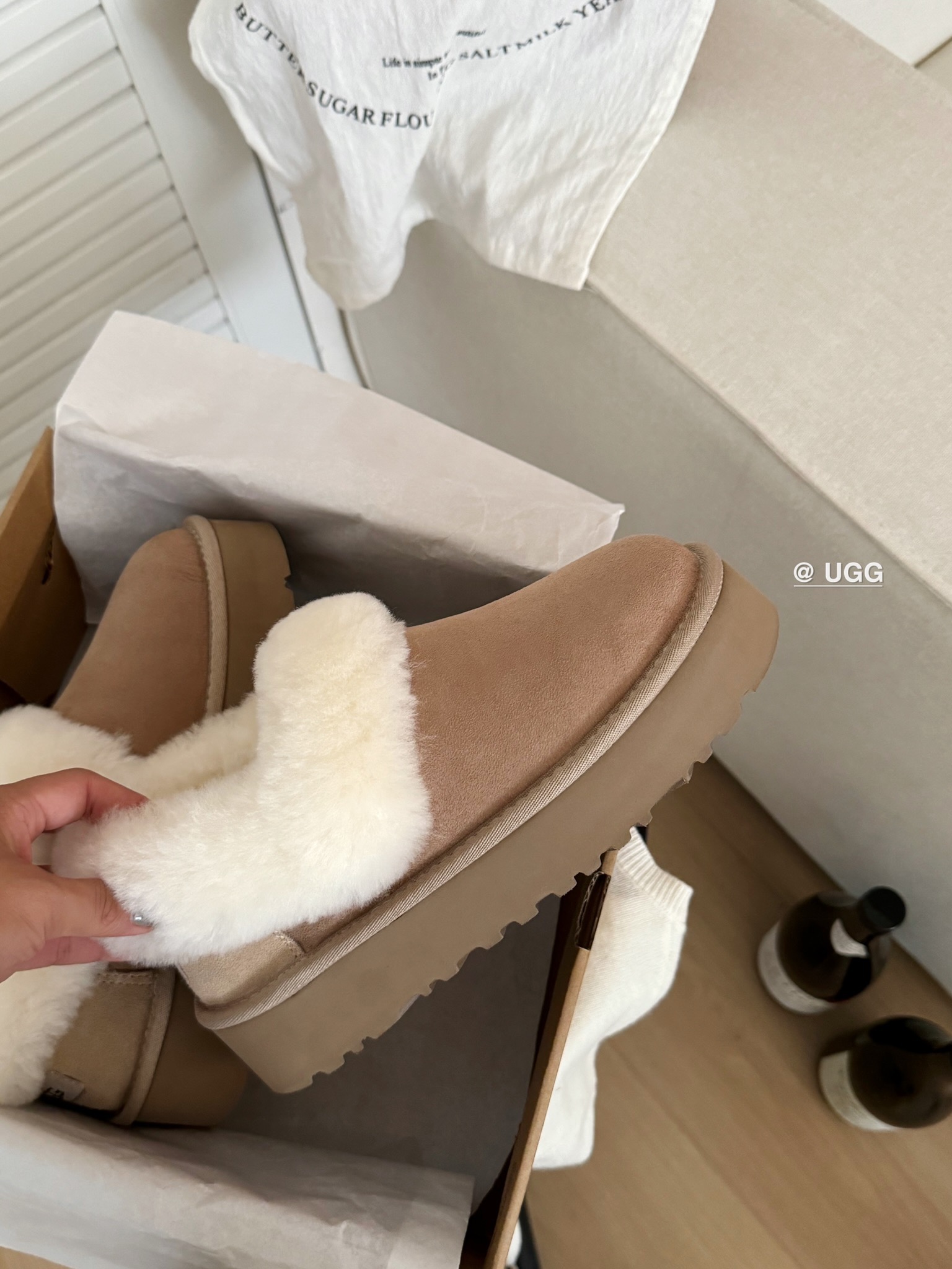 Ugg 厚底～大喜庆👉
经典百搭时尚 百穿不腻❗️
皮毛一体后跟可踩
颜色：栗色、沙色 、灰色
size