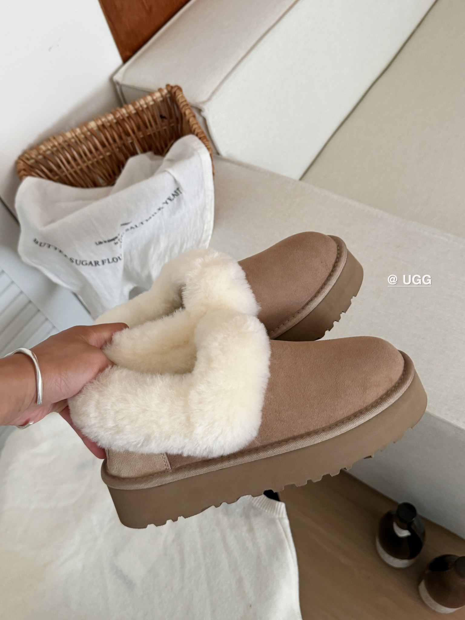 Ugg 厚底～大喜庆👉
经典百搭时尚 百穿不腻❗️
皮毛一体后跟可踩
颜色：栗色、沙色 、灰色
size