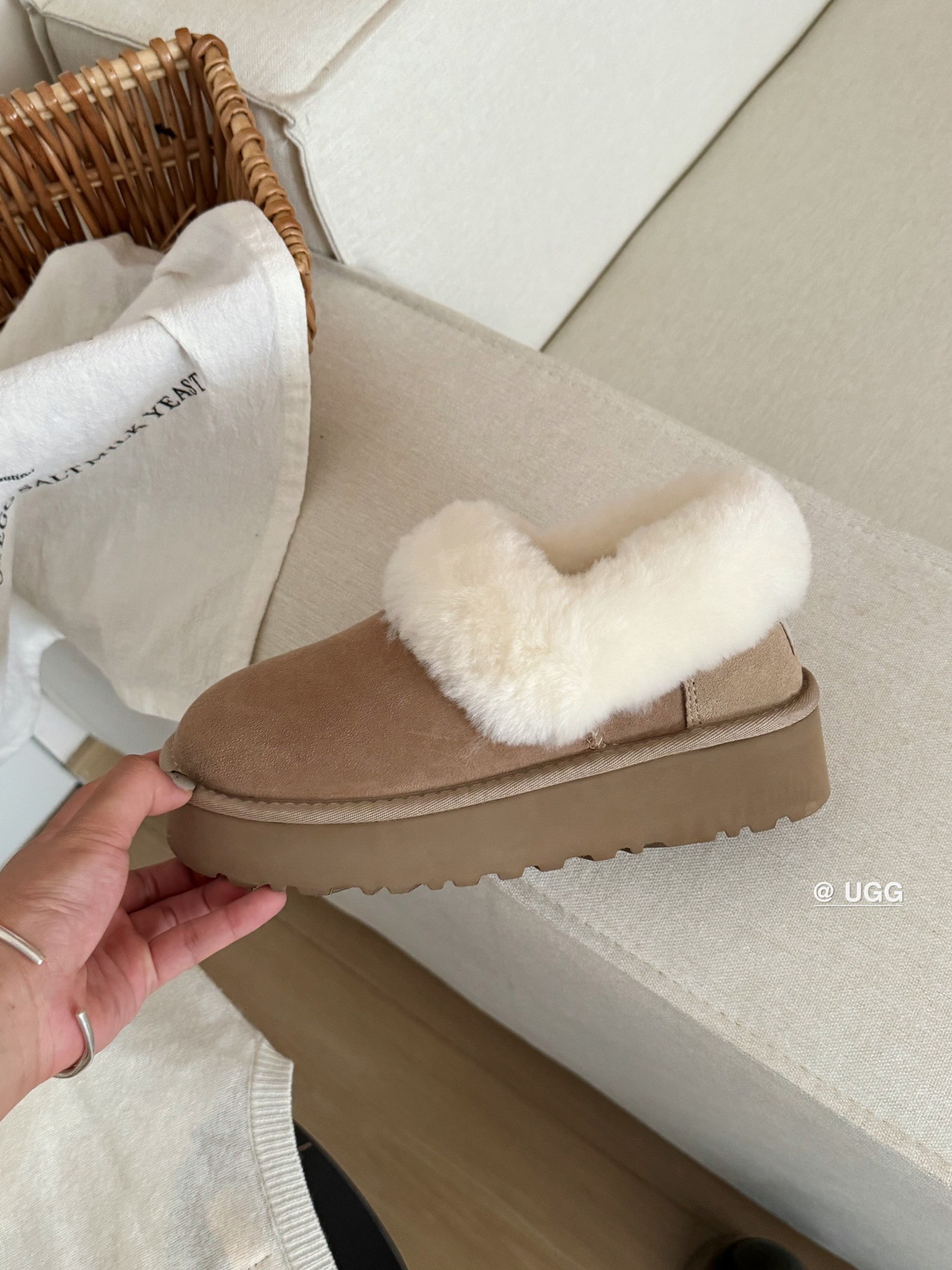 Ugg 厚底～大喜庆👉
经典百搭时尚 百穿不腻❗️
皮毛一体后跟可踩
颜色：栗色、沙色 、灰色
size