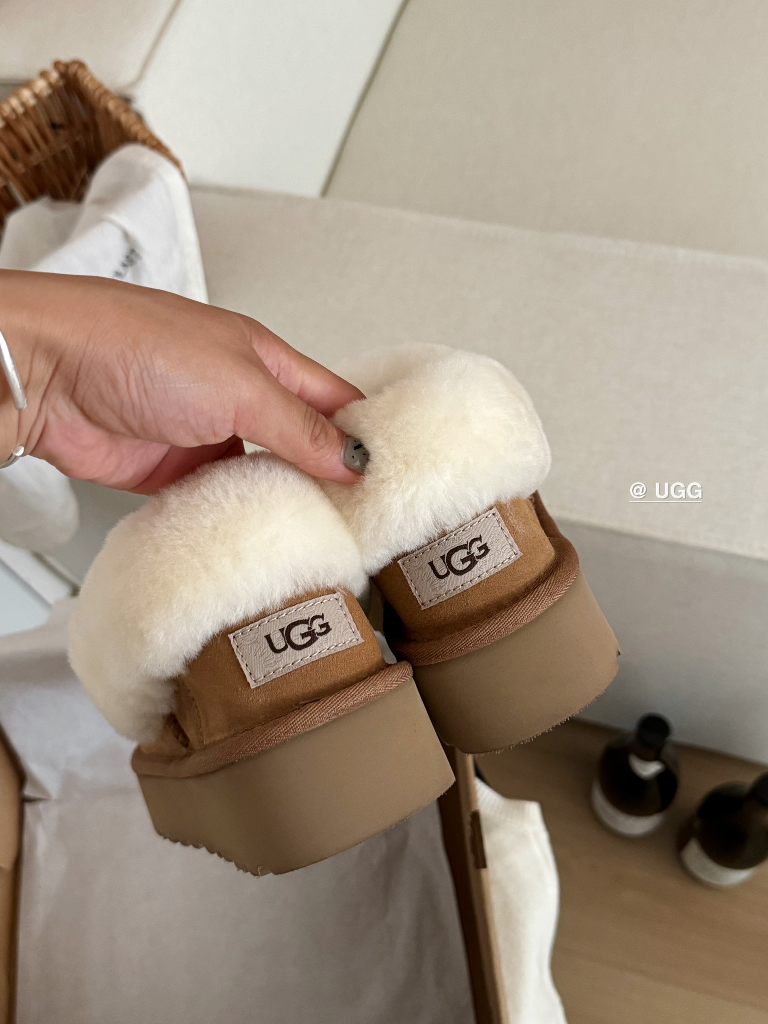 Ugg 厚底～大喜庆👉
经典百搭时尚 百穿不腻❗️
皮毛一体后跟可踩
颜色：栗色、沙色 、灰色
size