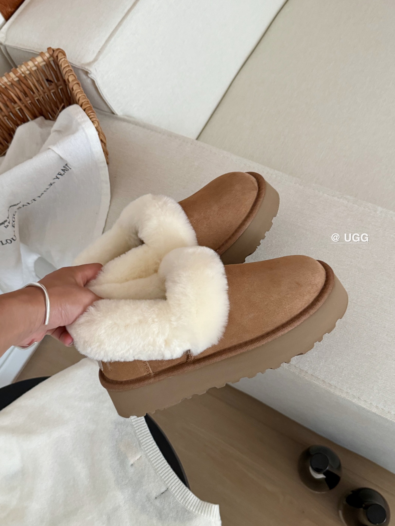 Ugg 厚底～大喜庆👉
经典百搭时尚 百穿不腻❗️
皮毛一体后跟可踩
颜色：栗色、沙色 、灰色
size