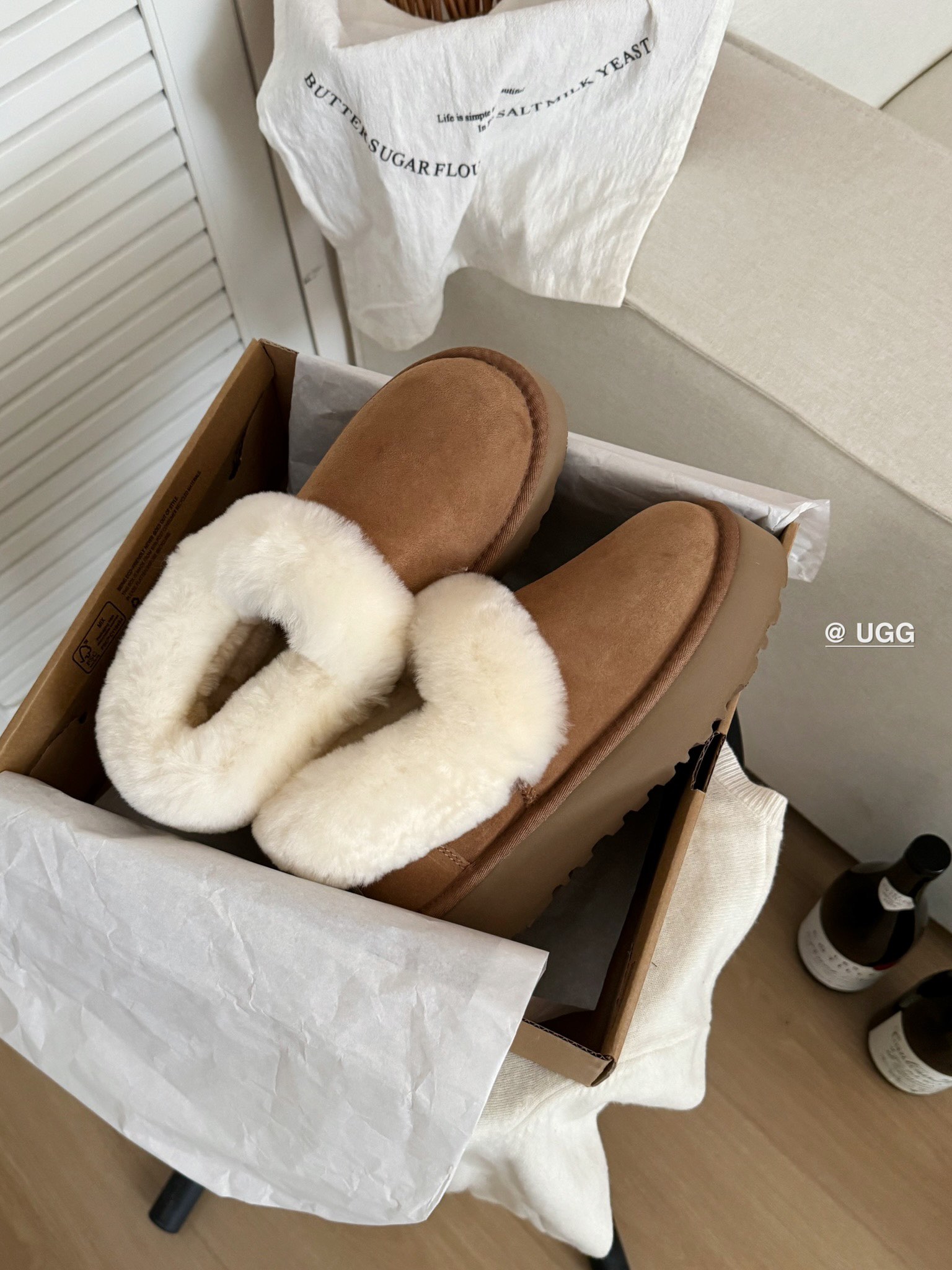 Ugg 厚底～大喜庆👉
经典百搭时尚 百穿不腻❗️
皮毛一体后跟可踩
颜色：栗色、沙色 、灰色
size