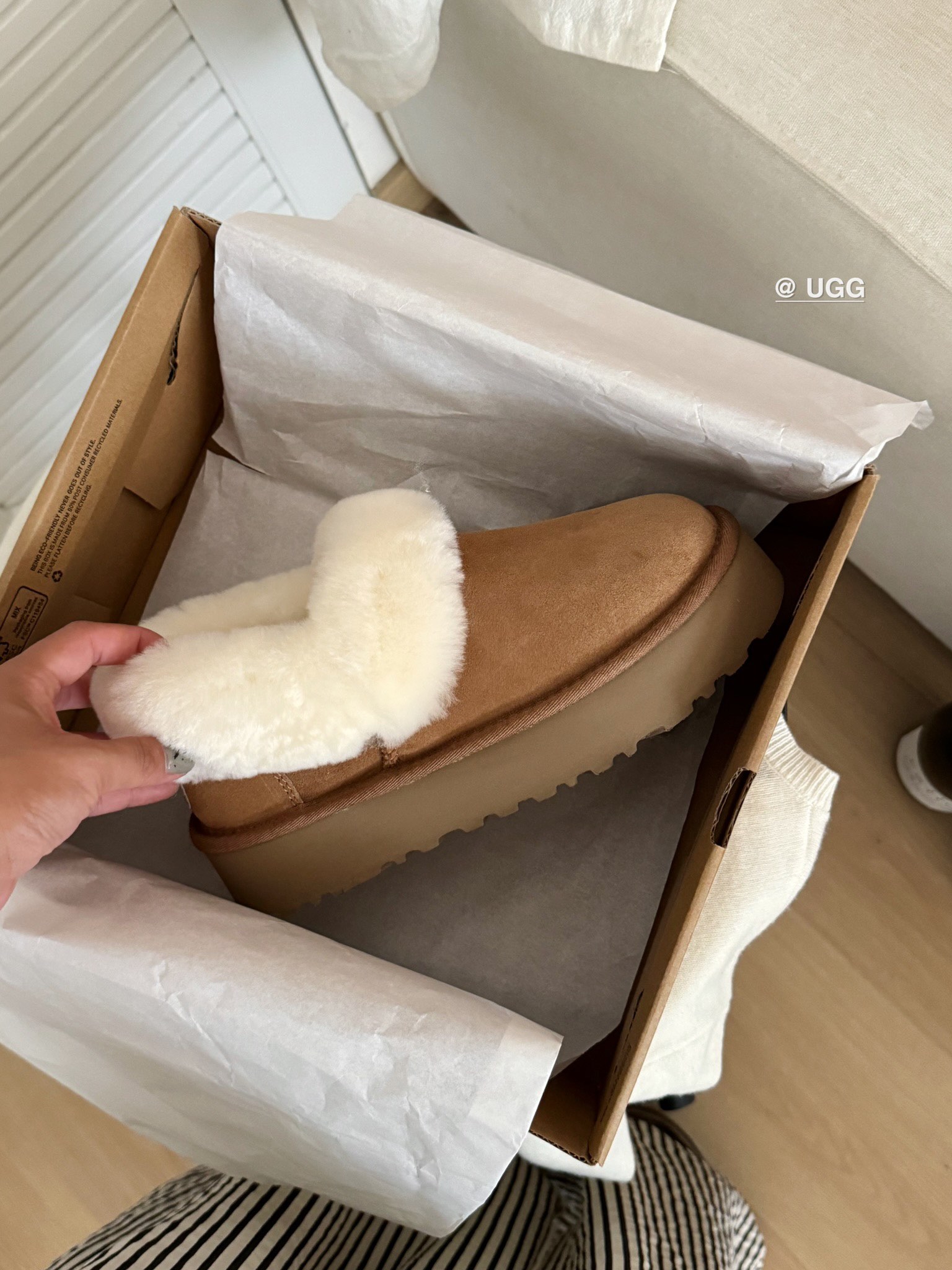 Ugg 厚底～大喜庆👉
经典百搭时尚 百穿不腻❗️
皮毛一体后跟可踩
颜色：栗色、沙色 、灰色
size