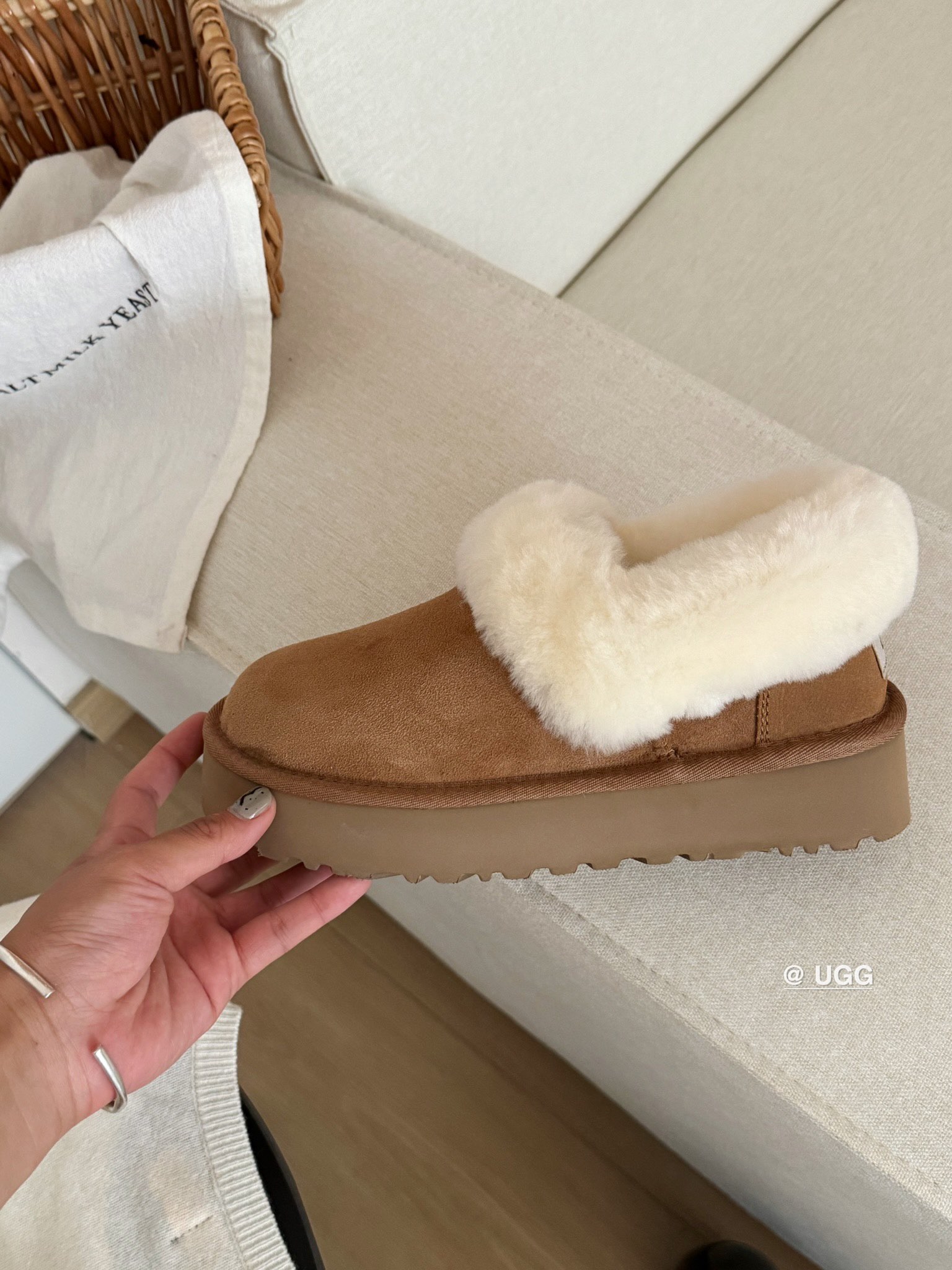 Ugg 厚底～大喜庆👉
经典百搭时尚 百穿不腻❗️
皮毛一体后跟可踩
颜色：栗色、沙色 、灰色
size