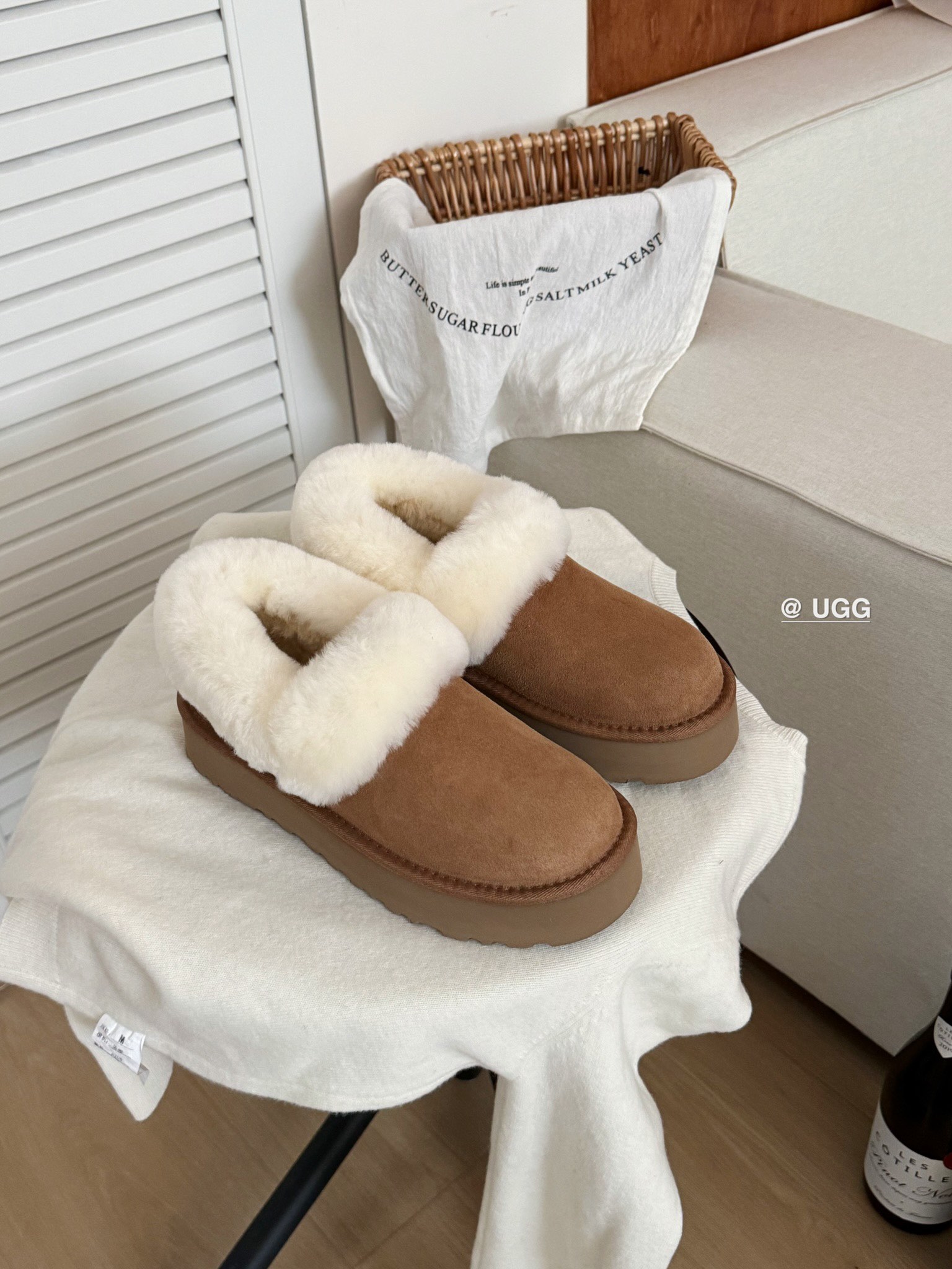 Ugg 厚底～大喜庆👉
经典百搭时尚 百穿不腻❗️
皮毛一体后跟可踩
颜色：栗色、沙色 、灰色
size