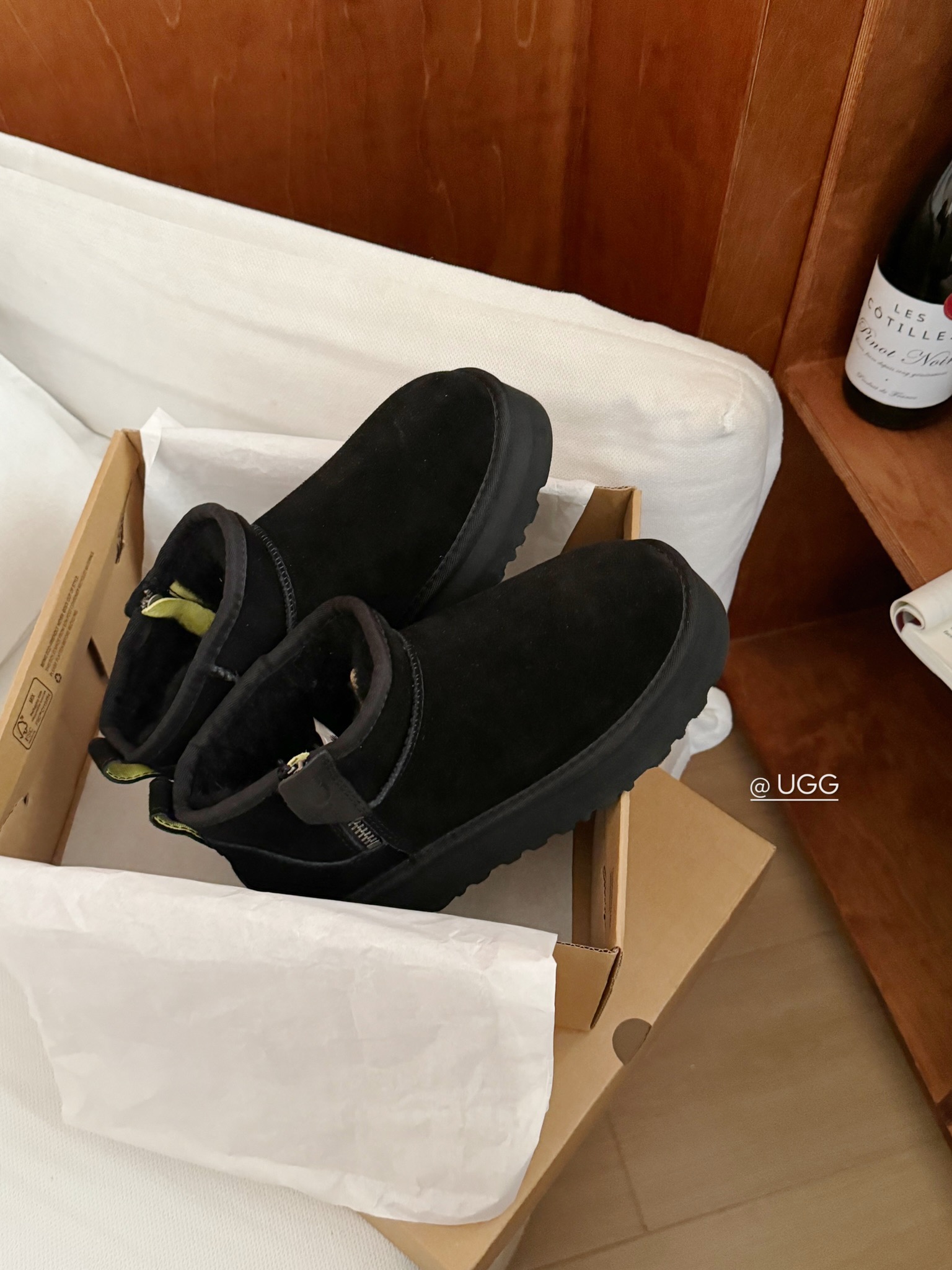 ugg#迷你厚底 侧拉链低筒靴🔜
侧拉链搭配手工车线💫
质感金属拉链➰方便穿脱～
Size：35-40