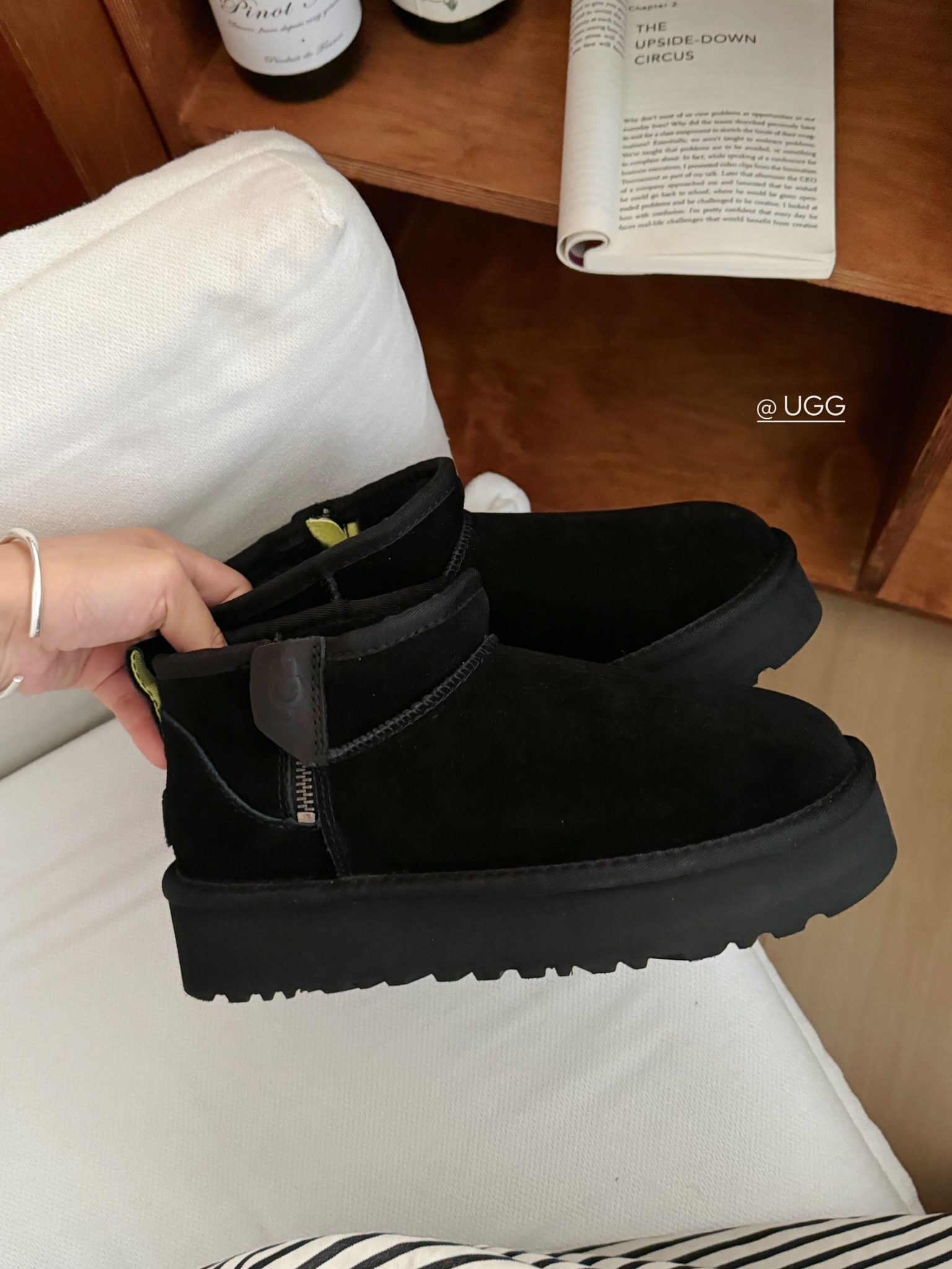ugg#迷你厚底 侧拉链低筒靴🔜
侧拉链搭配手工车线💫
质感金属拉链➰方便穿脱～
Size：35-40