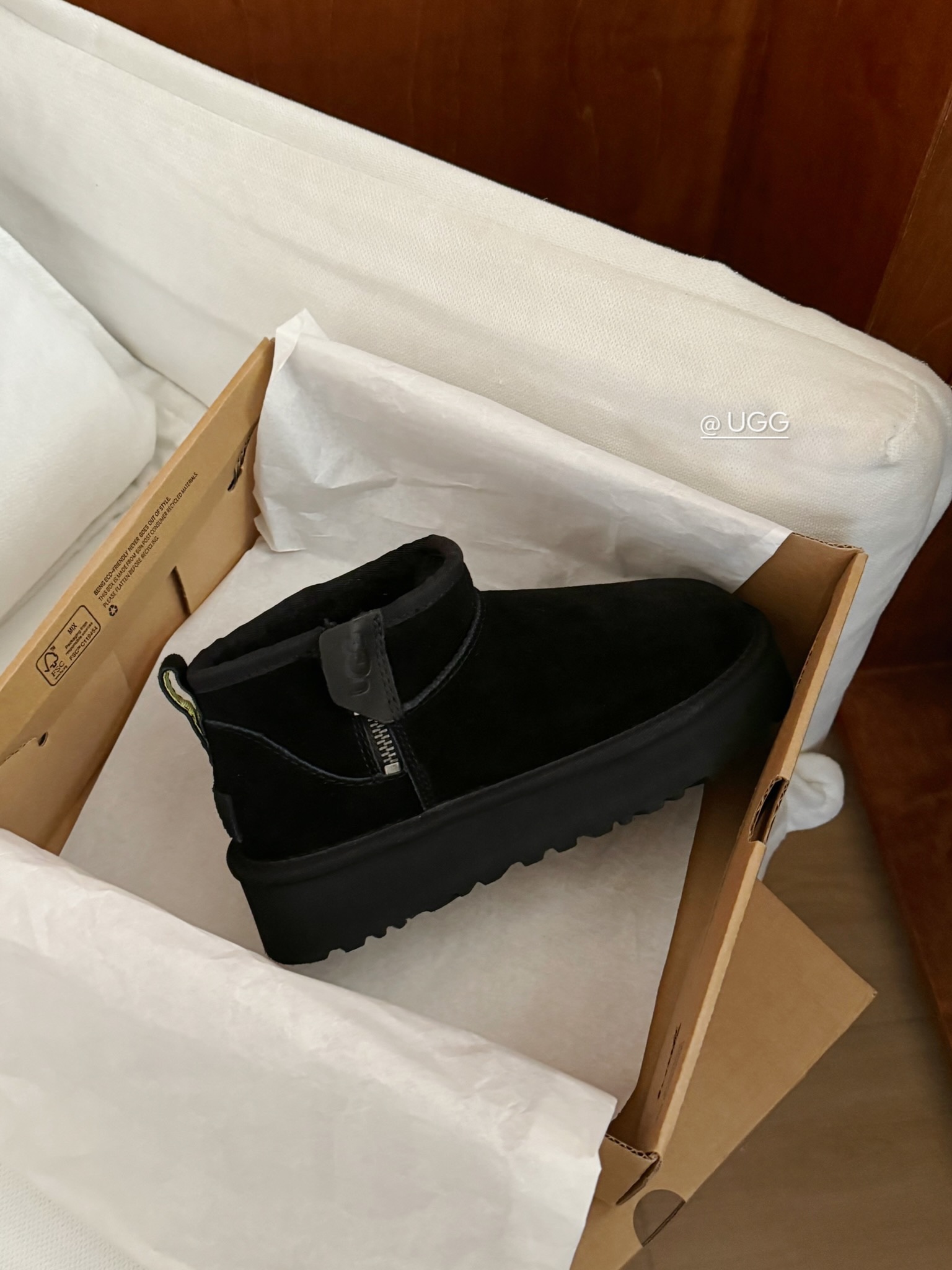 ugg#迷你厚底 侧拉链低筒靴🔜
侧拉链搭配手工车线💫
质感金属拉链➰方便穿脱～
Size：35-40