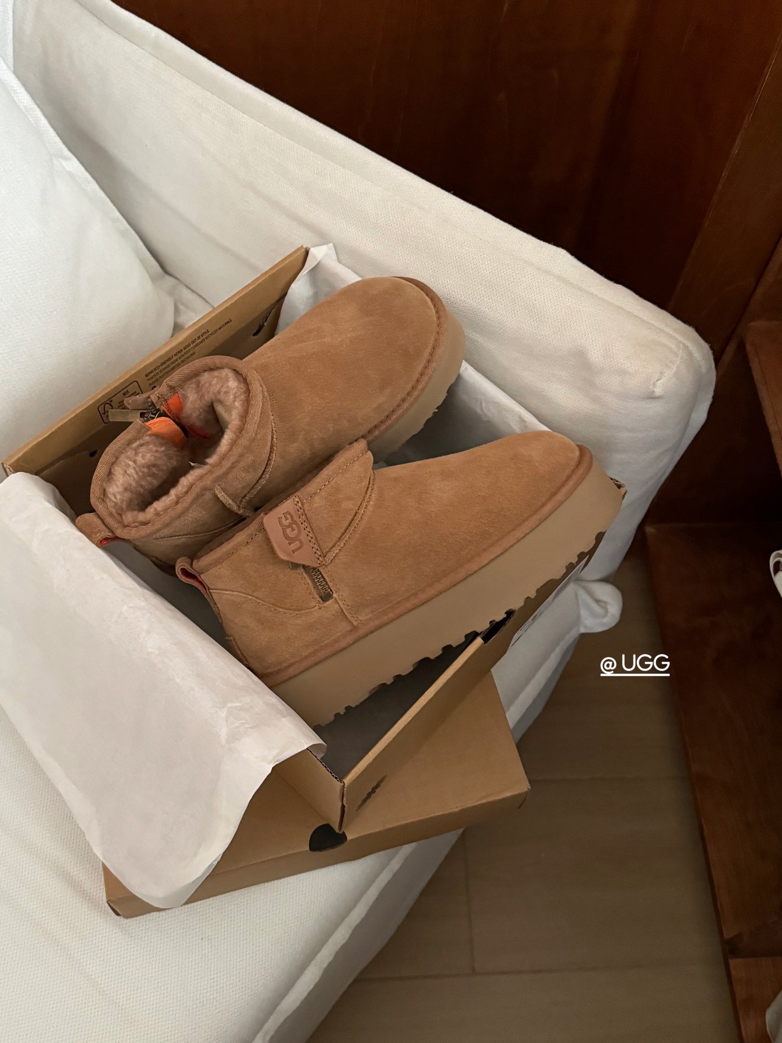 ugg#迷你厚底 侧拉链低筒靴🔜
侧拉链搭配手工车线💫
质感金属拉链➰方便穿脱～
Size：35-40