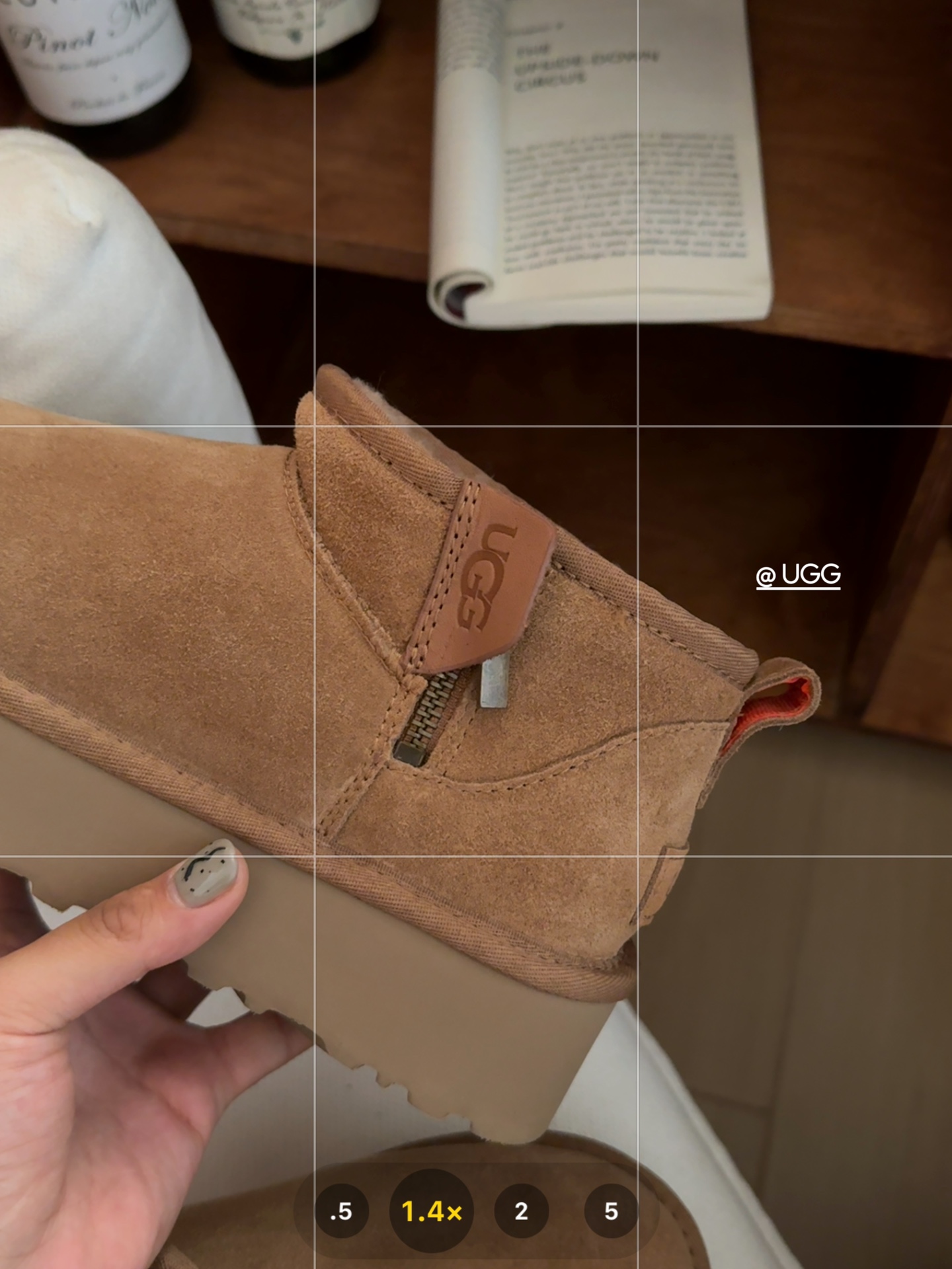 ugg#迷你厚底 侧拉链低筒靴🔜
侧拉链搭配手工车线💫
质感金属拉链➰方便穿脱～
Size：35-40