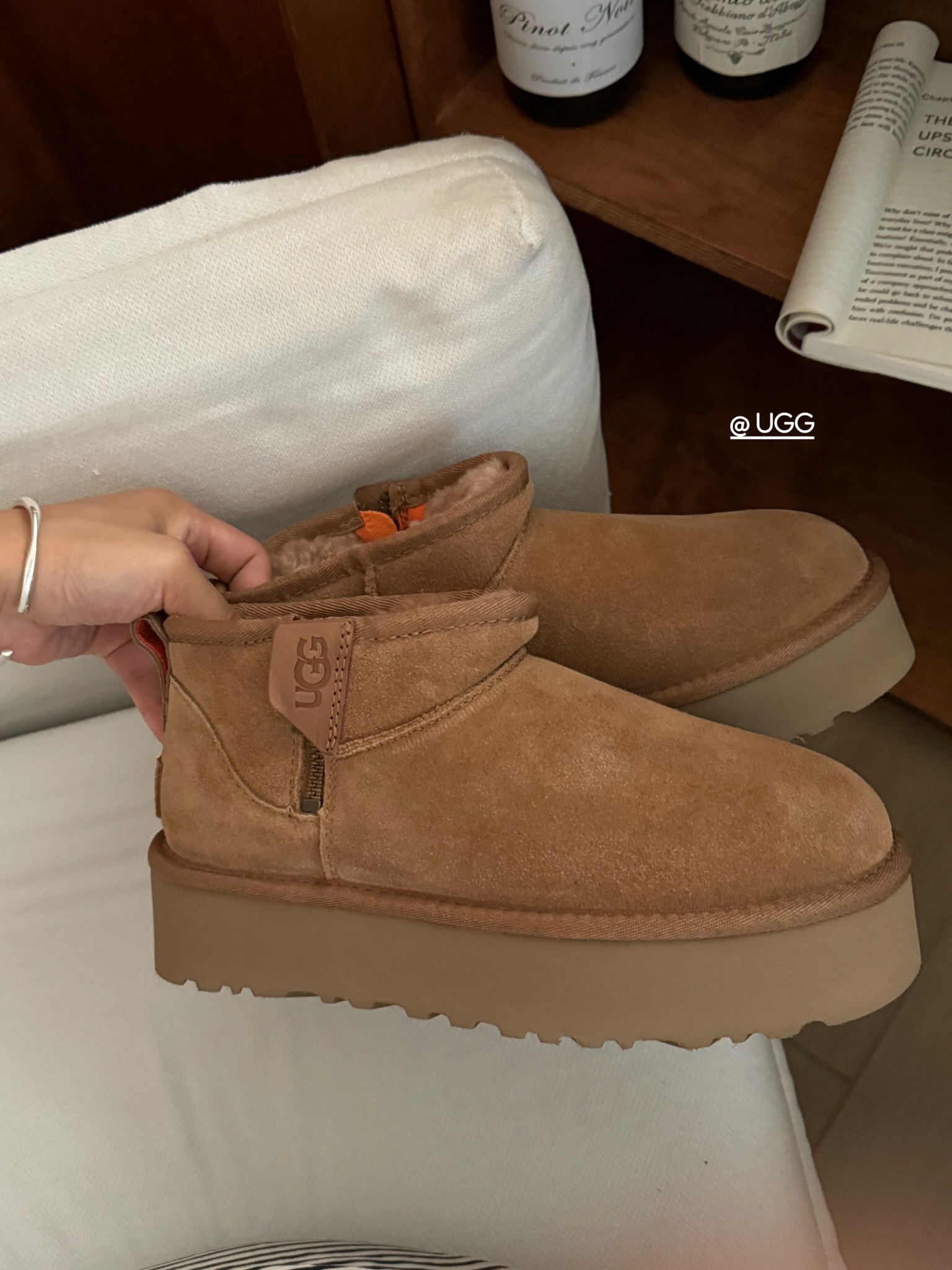 ugg#迷你厚底 侧拉链低筒靴🔜
侧拉链搭配手工车线💫
质感金属拉链➰方便穿脱～
Size：35-40