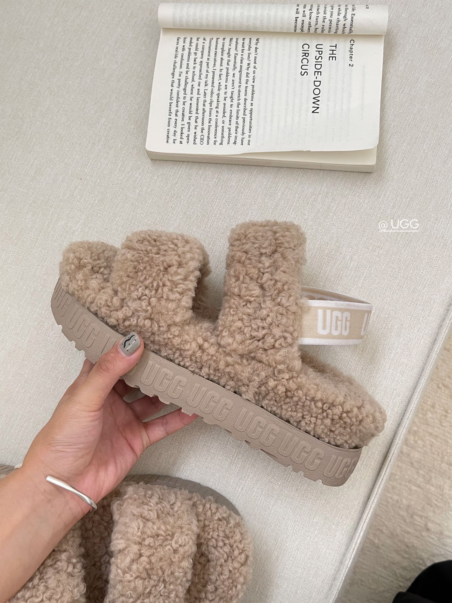 【ugg】秋冬周冬雨同款毛茸拖
 品名：欧芙拉菲塔，
隆丰泰迪毛松糕底拖 它是经典款oh yeah凉鞋的