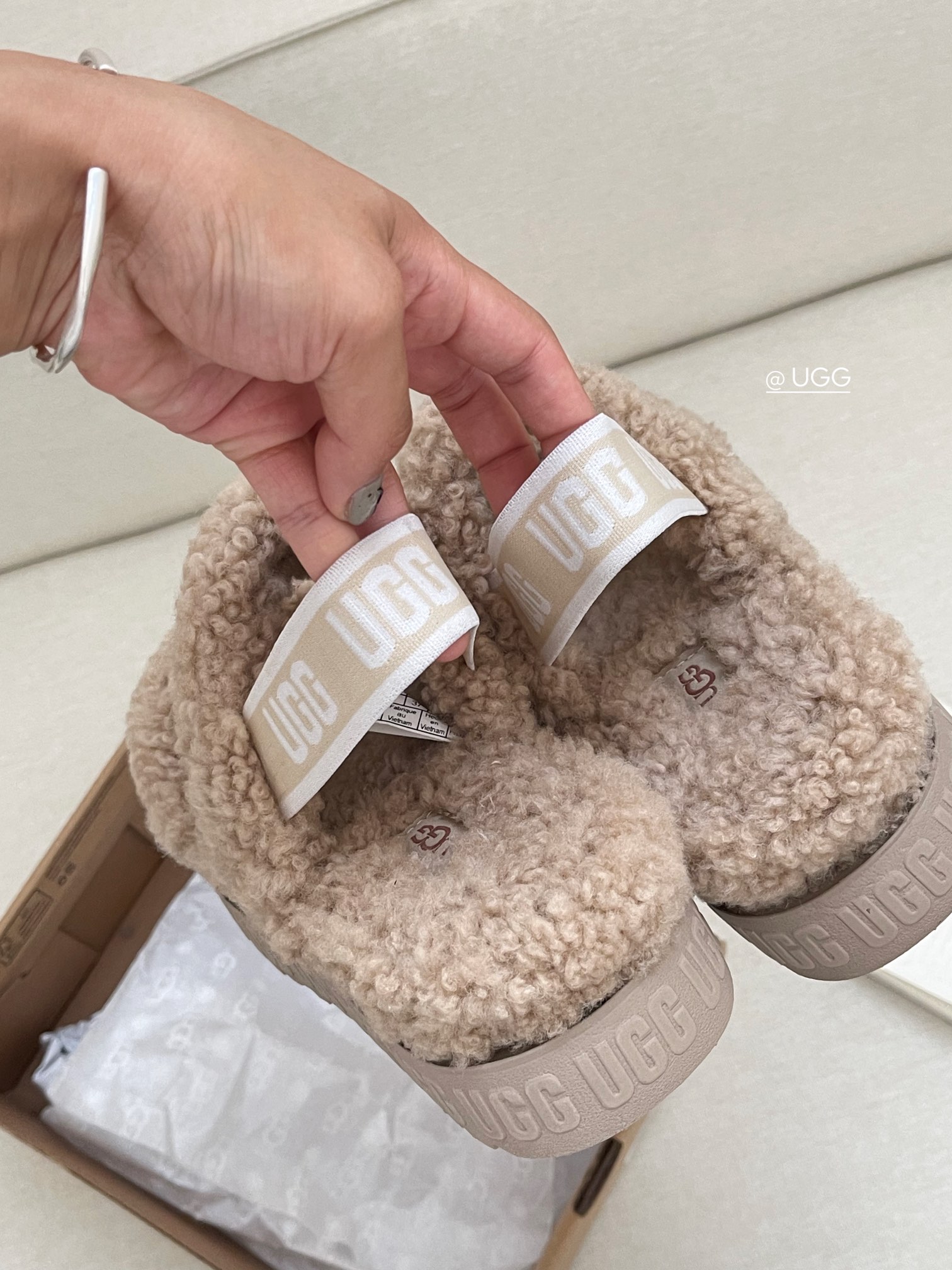【ugg】秋冬周冬雨同款毛茸拖
 品名：欧芙拉菲塔，
隆丰泰迪毛松糕底拖 它是经典款oh yeah凉鞋的