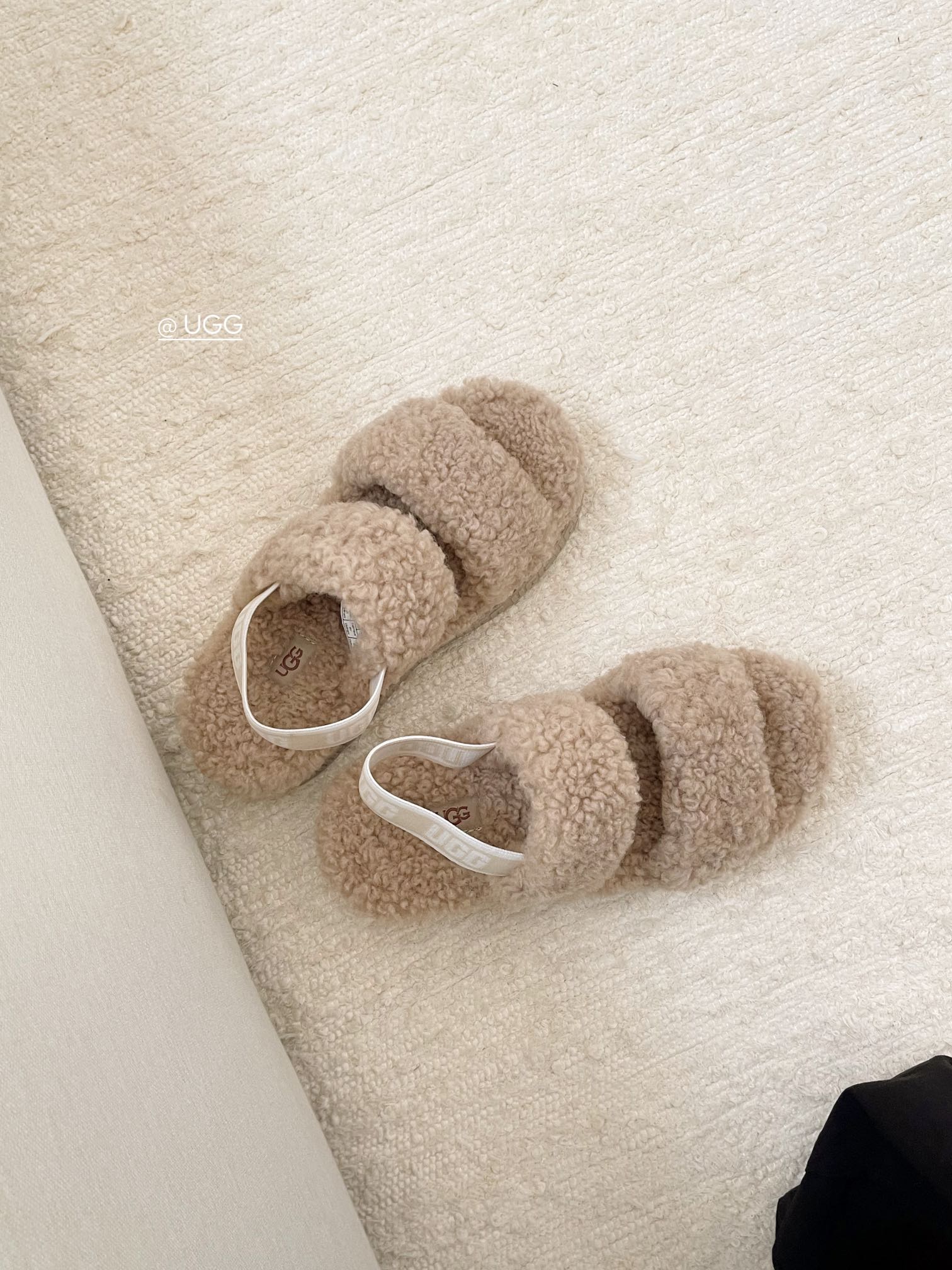 【ugg】秋冬周冬雨同款毛茸拖
 品名：欧芙拉菲塔，
隆丰泰迪毛松糕底拖 它是经典款oh yeah凉鞋的