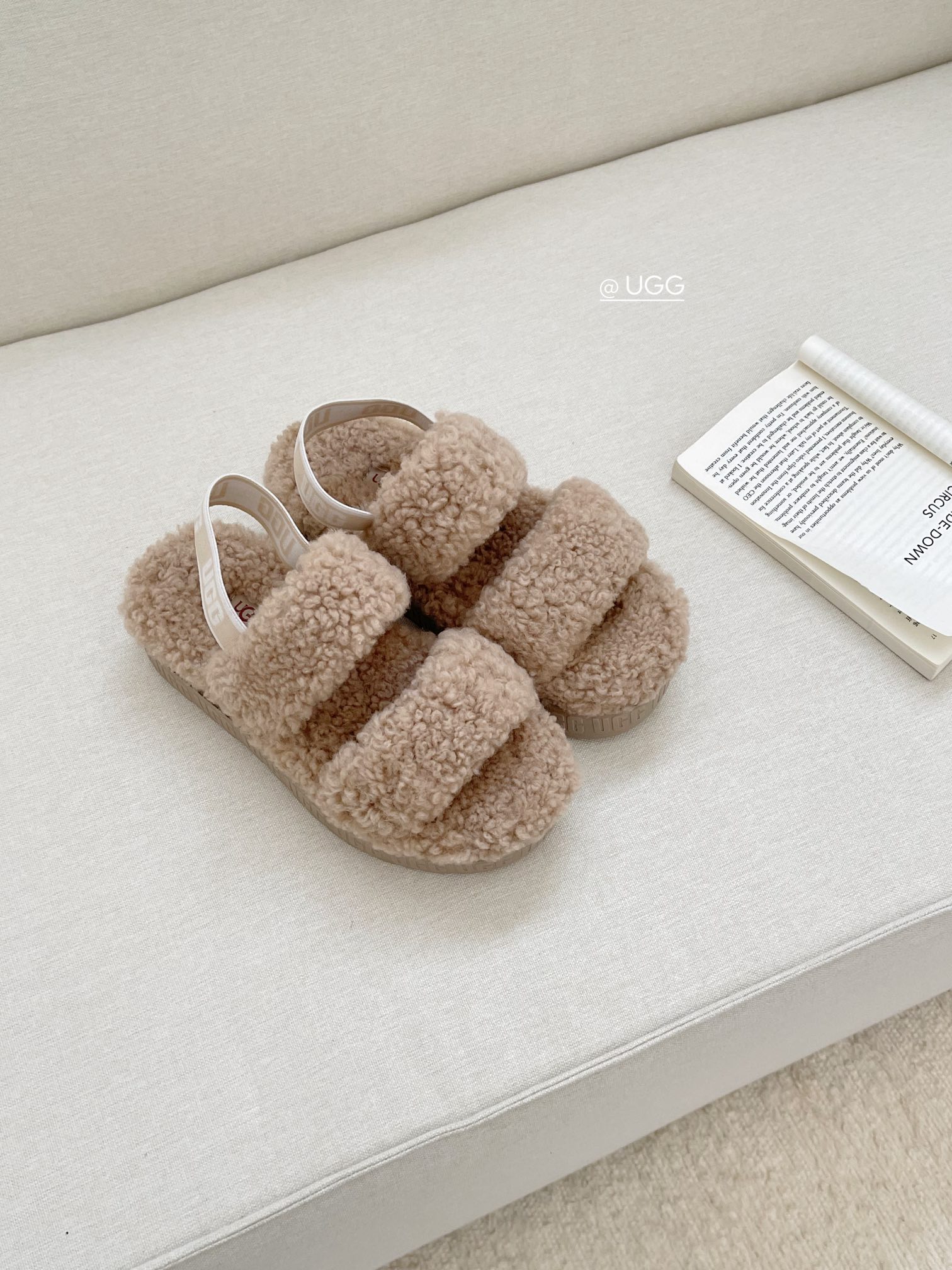 【ugg】秋冬周冬雨同款毛茸拖
 品名：欧芙拉菲塔，
隆丰泰迪毛松糕底拖 它是经典款oh yeah凉鞋的