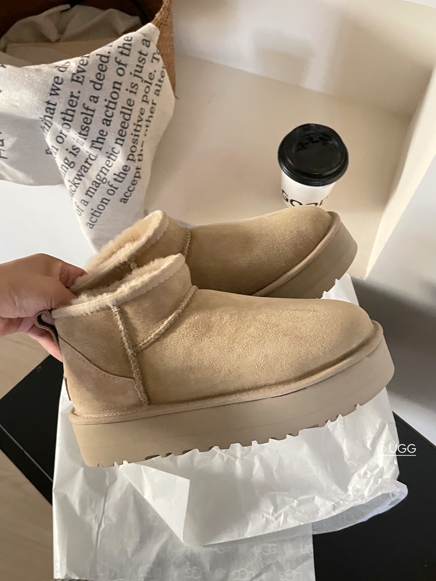 Ugg 厚底3cm迷你雪地靴 ✨隆丰原厂A级皮毛一体 ✨原厂高弹大底 💫时髦又百搭，重点显腿长 
六色，