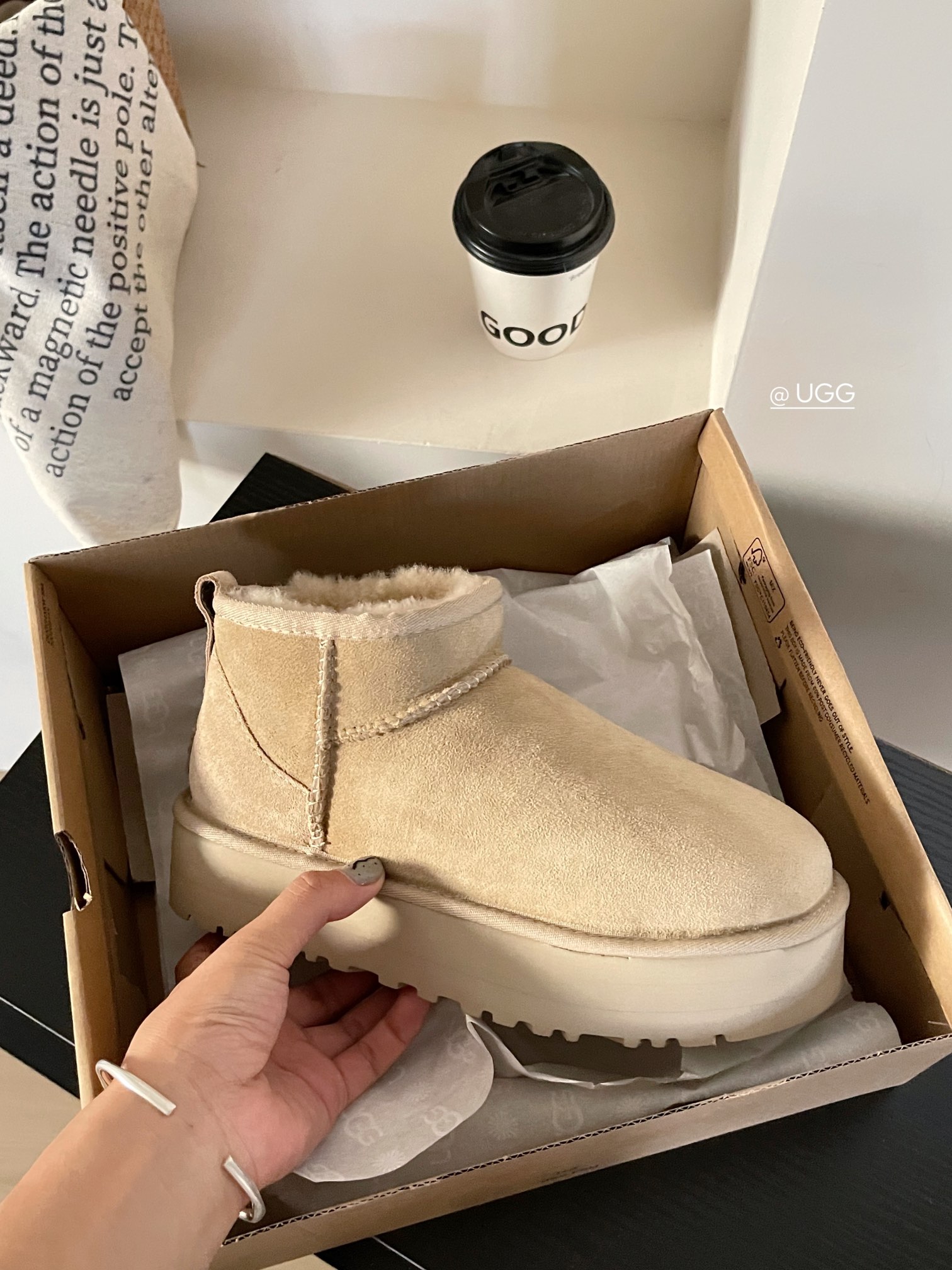 Ugg 厚底3cm迷你雪地靴 ✨隆丰原厂A级皮毛一体 ✨原厂高弹大底 💫时髦又百搭，重点显腿长 
六色，