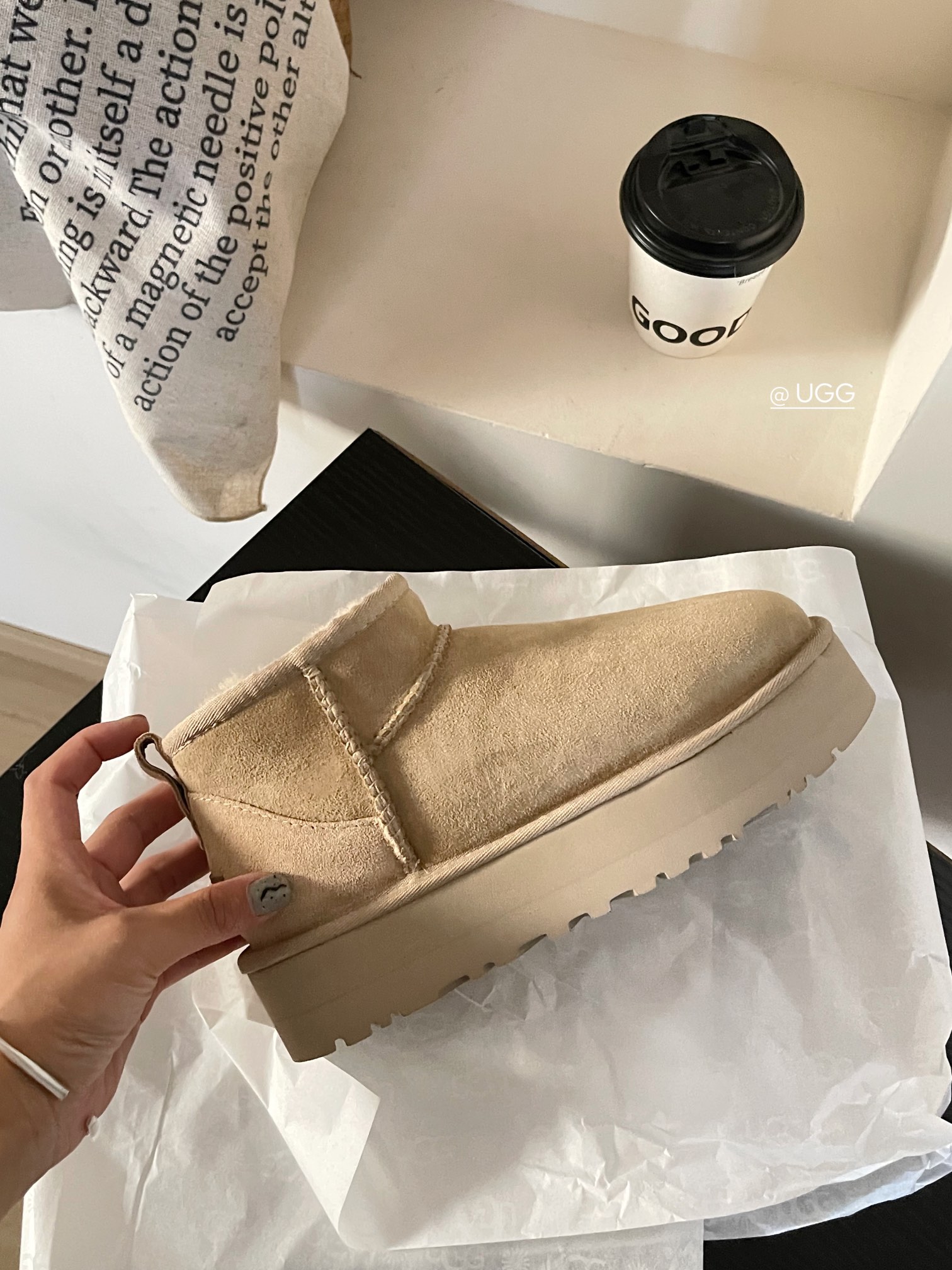 Ugg 厚底3cm迷你雪地靴 ✨隆丰原厂A级皮毛一体 ✨原厂高弹大底 💫时髦又百搭，重点显腿长 
六色，