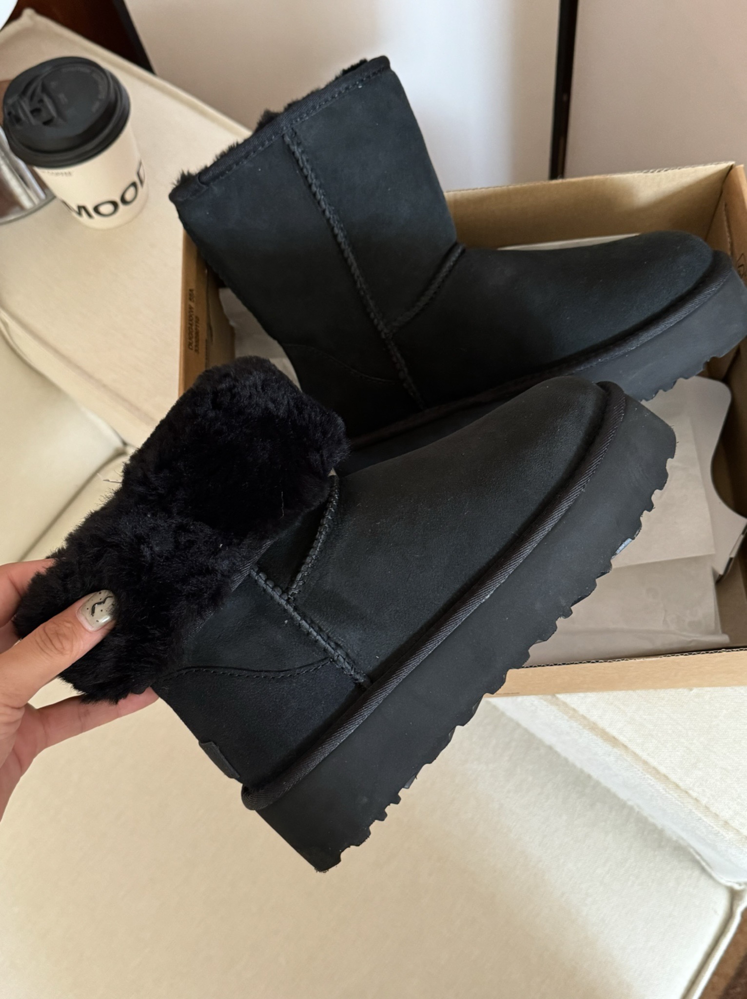 Ugg 厚底5825中筒
隆丰原厂A级皮毛一体 ✨
原厂高弹大底 💫
size：35-40