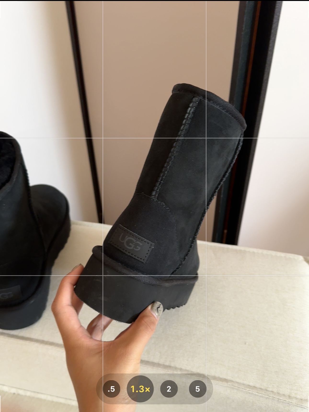 Ugg 厚底5825中筒
隆丰原厂A级皮毛一体 ✨
原厂高弹大底 💫
size：35-40