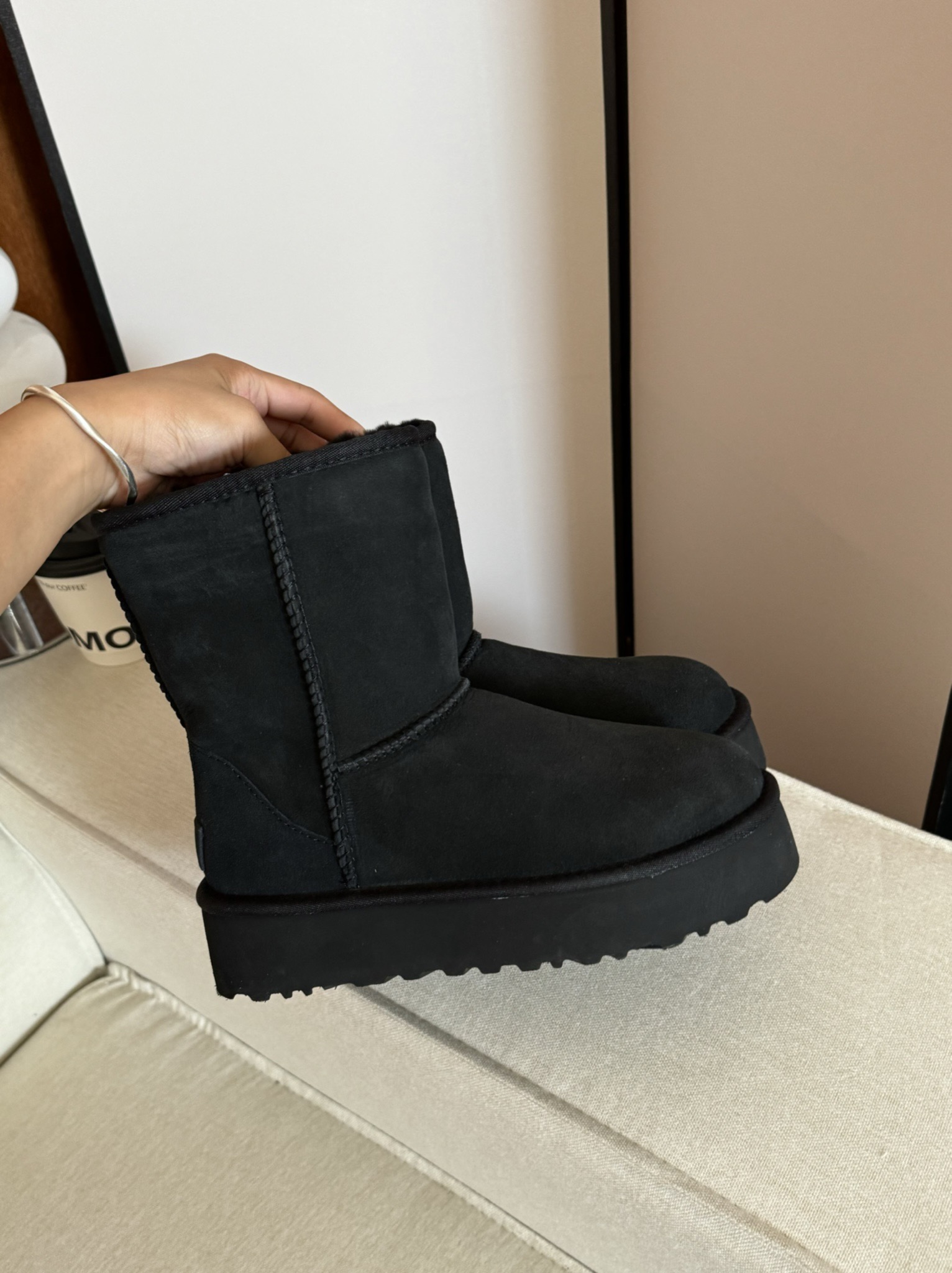 Ugg 厚底5825中筒
隆丰原厂A级皮毛一体 ✨
原厂高弹大底 💫
size：35-40