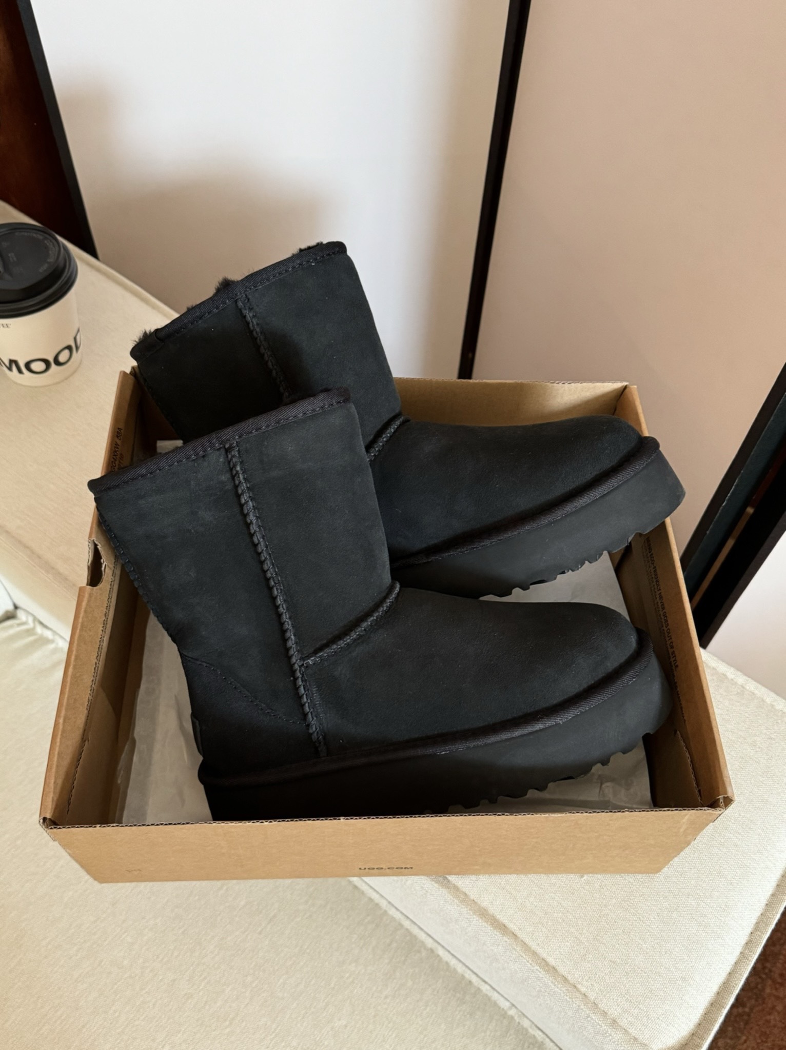 Ugg 厚底5825中筒
隆丰原厂A级皮毛一体 ✨
原厂高弹大底 💫
size：35-40