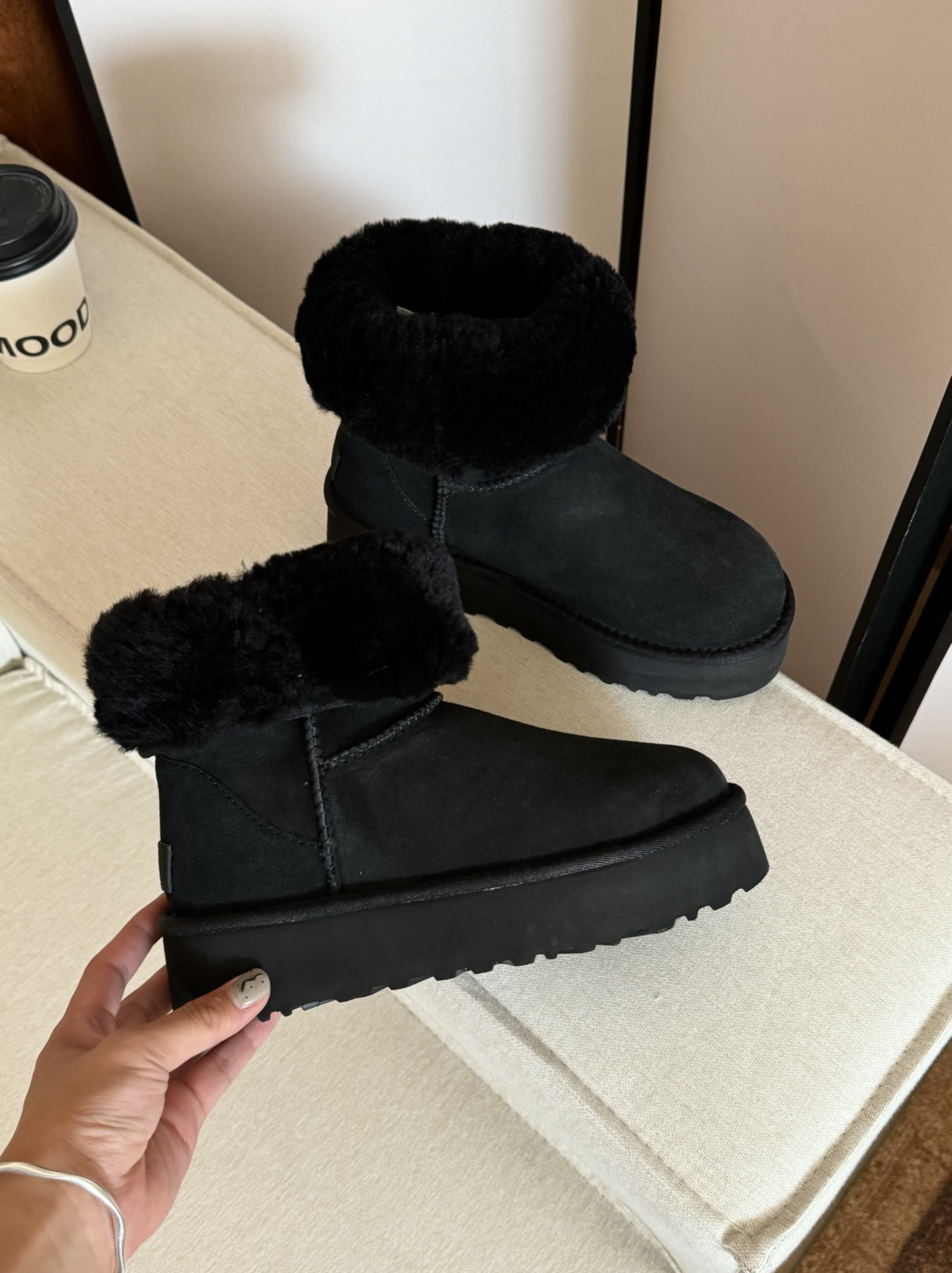 Ugg 厚底5825中筒
隆丰原厂A级皮毛一体 ✨
原厂高弹大底 💫
size：35-40