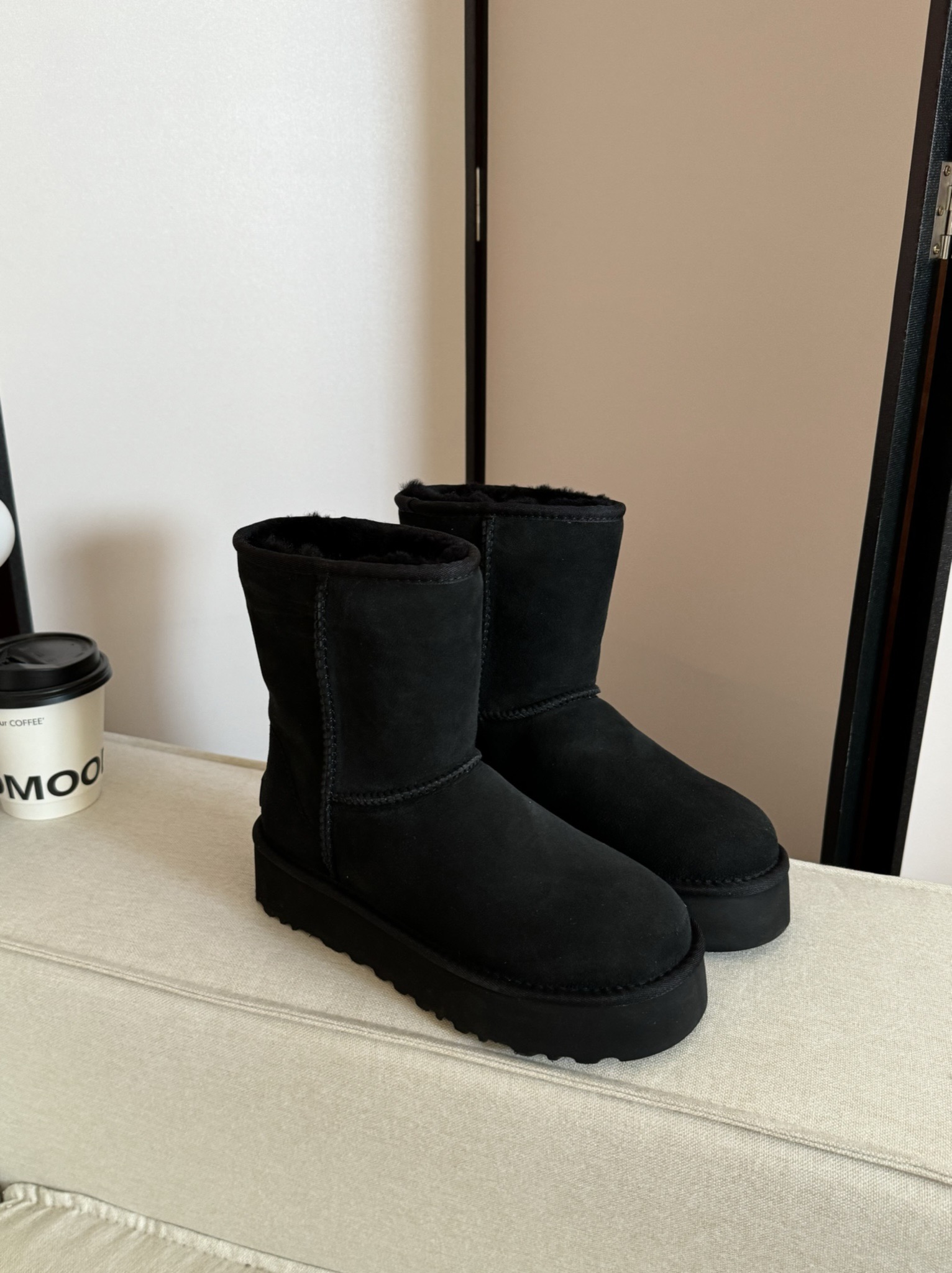 Ugg 厚底5825中筒
隆丰原厂A级皮毛一体 ✨
原厂高弹大底 💫
size：35-40