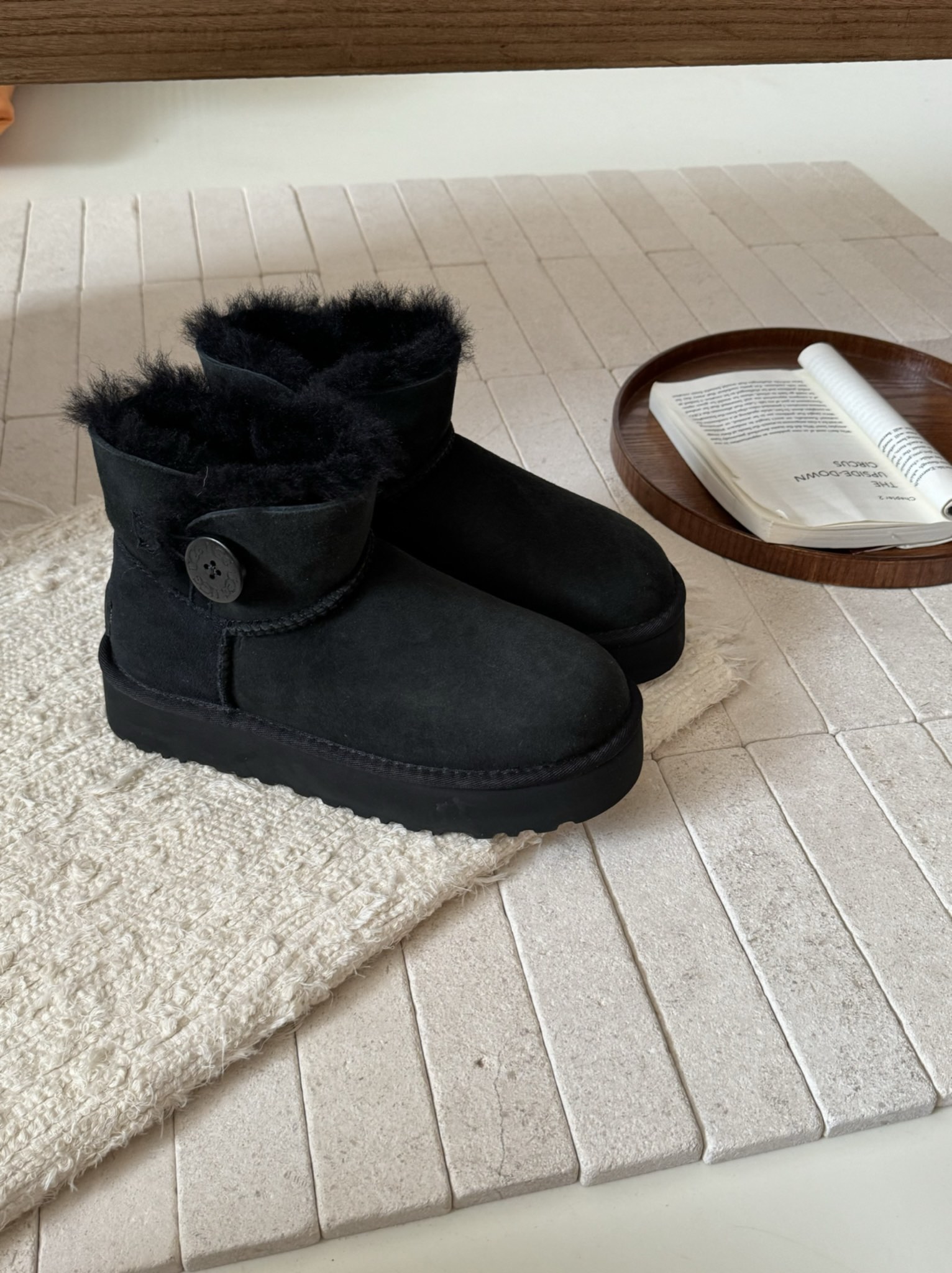 ugg厚底3352木扣～
采用高品质A级隆丰皮毛一体 
经典百搭
四色
 Size：35-40