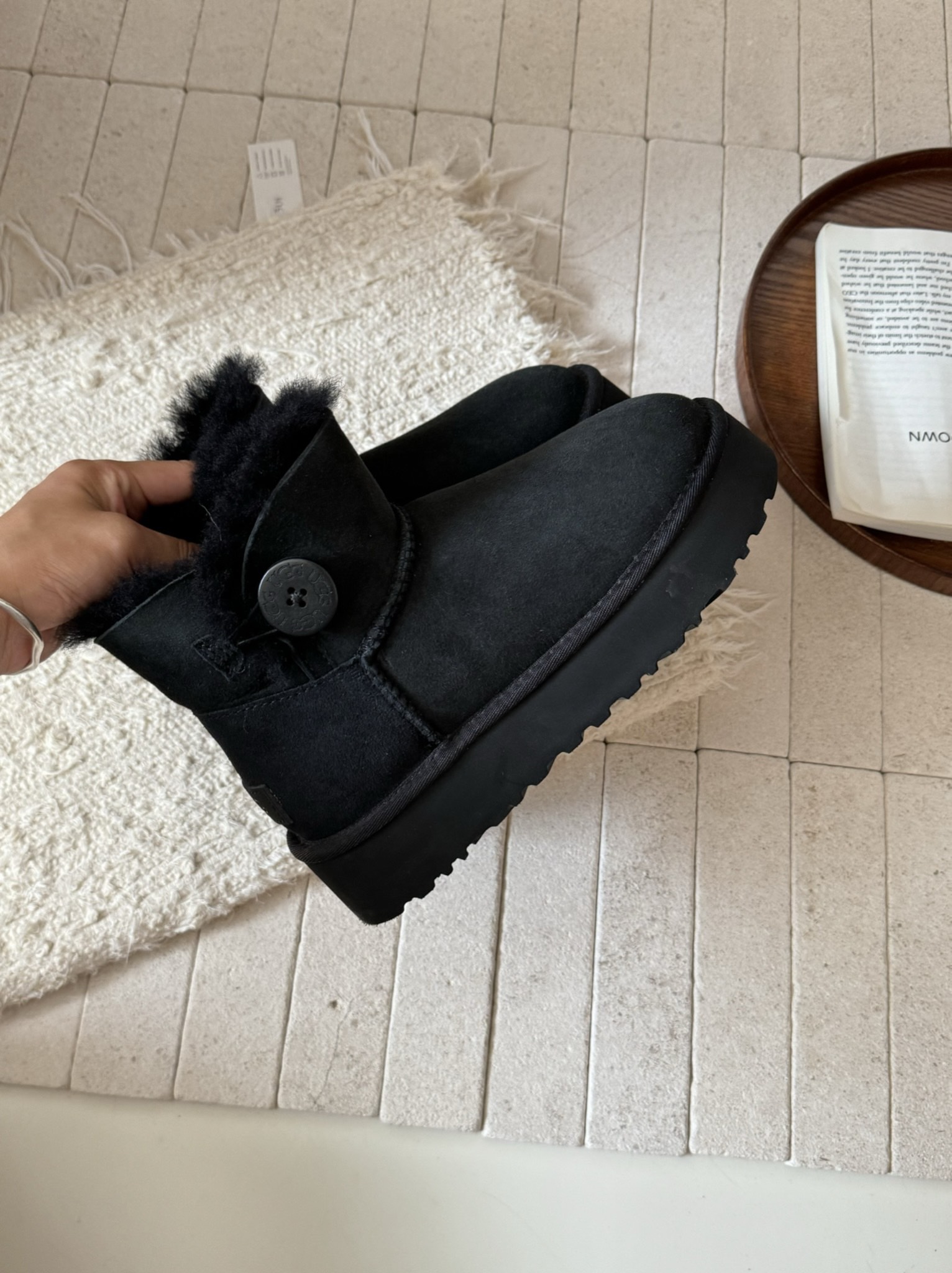 ugg厚底3352木扣～
采用高品质A级隆丰皮毛一体 
经典百搭
四色
 Size：35-40