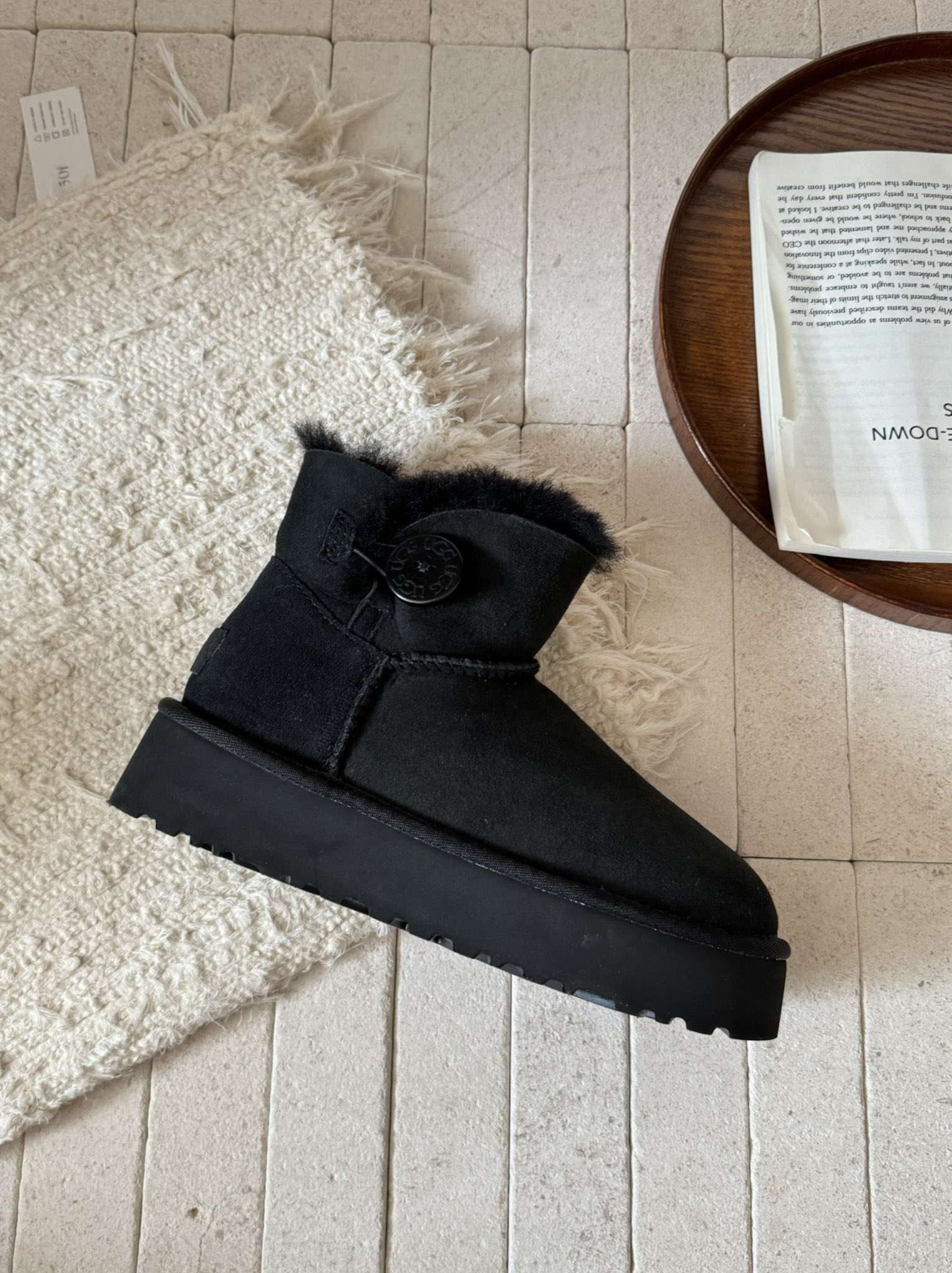 ugg厚底3352木扣～
采用高品质A级隆丰皮毛一体 
经典百搭
四色
 Size：35-40