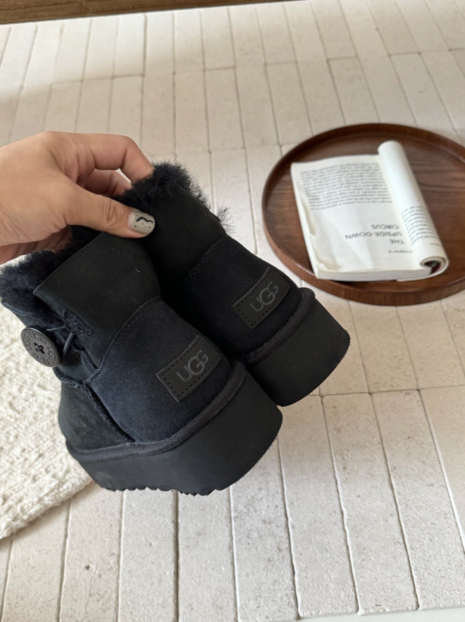ugg厚底3352木扣～
采用高品质A级隆丰皮毛一体 
经典百搭
四色
 Size：35-40