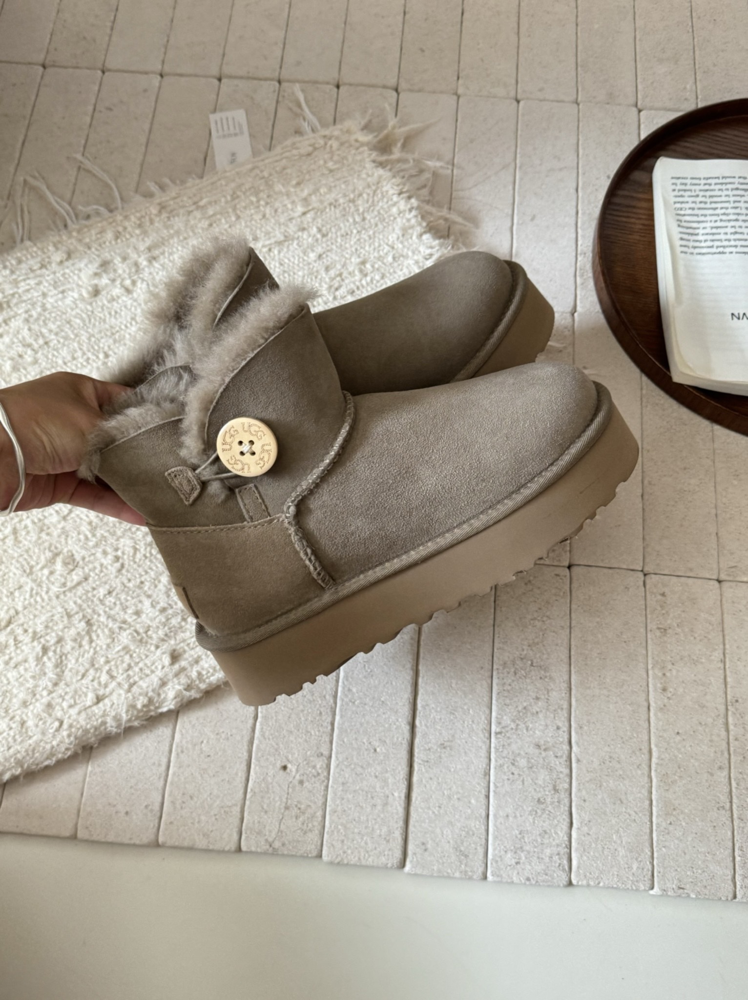 ugg厚底3352木扣～
采用高品质A级隆丰皮毛一体 
经典百搭
四色
 Size：35-40