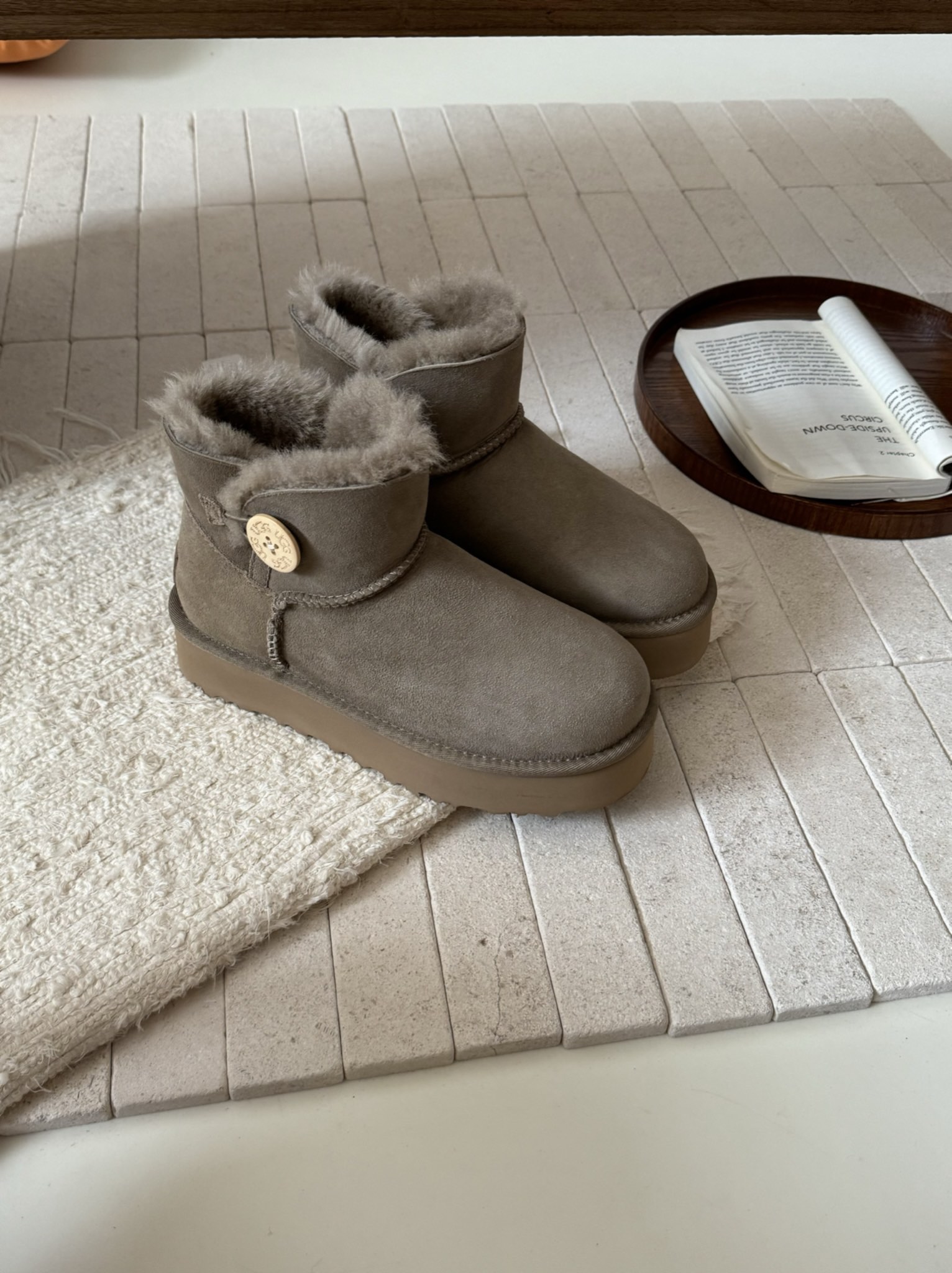ugg厚底3352木扣～
采用高品质A级隆丰皮毛一体 
经典百搭
四色
 Size：35-40