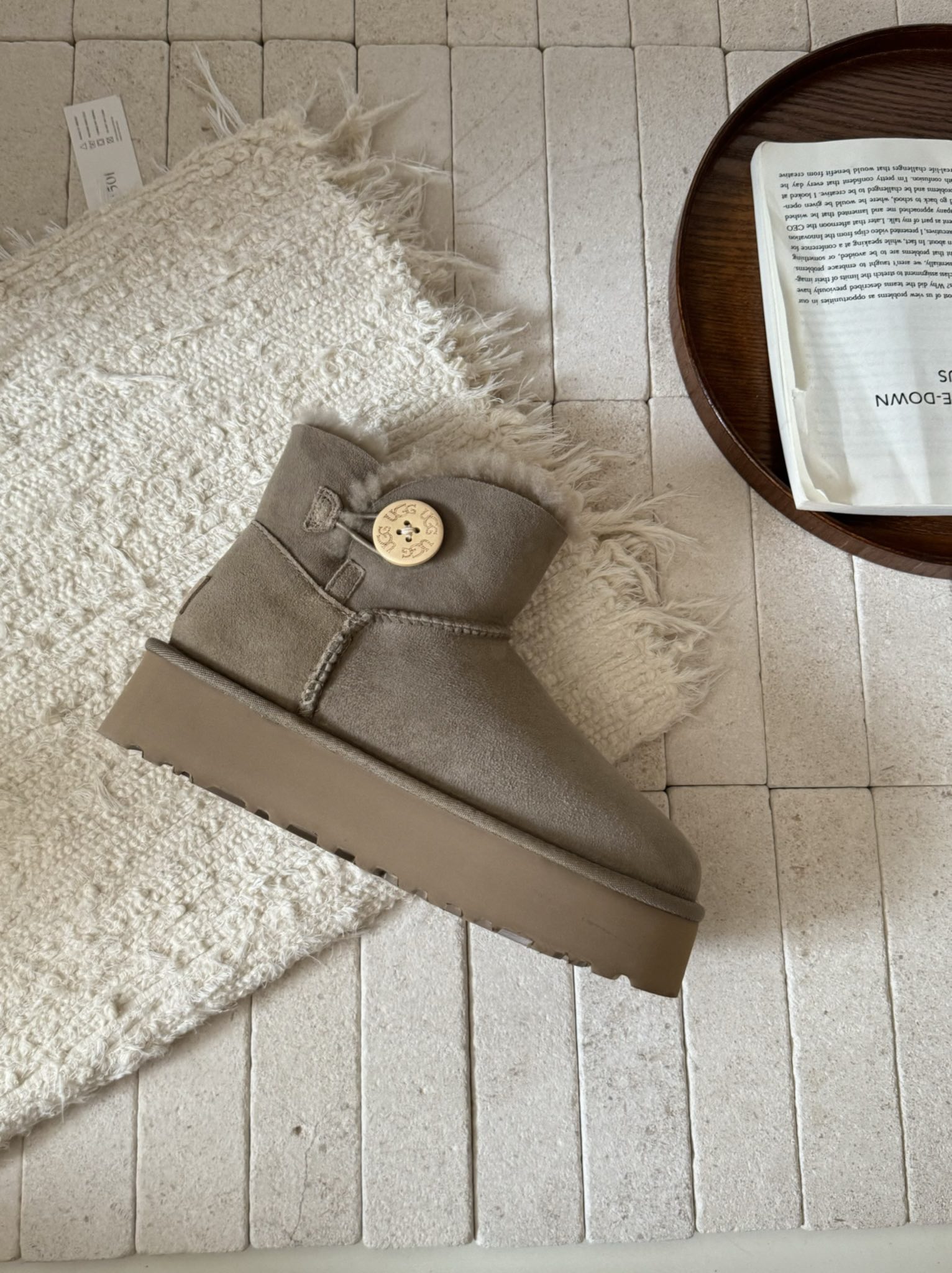 ugg厚底3352木扣～
采用高品质A级隆丰皮毛一体 
经典百搭
四色
 Size：35-40