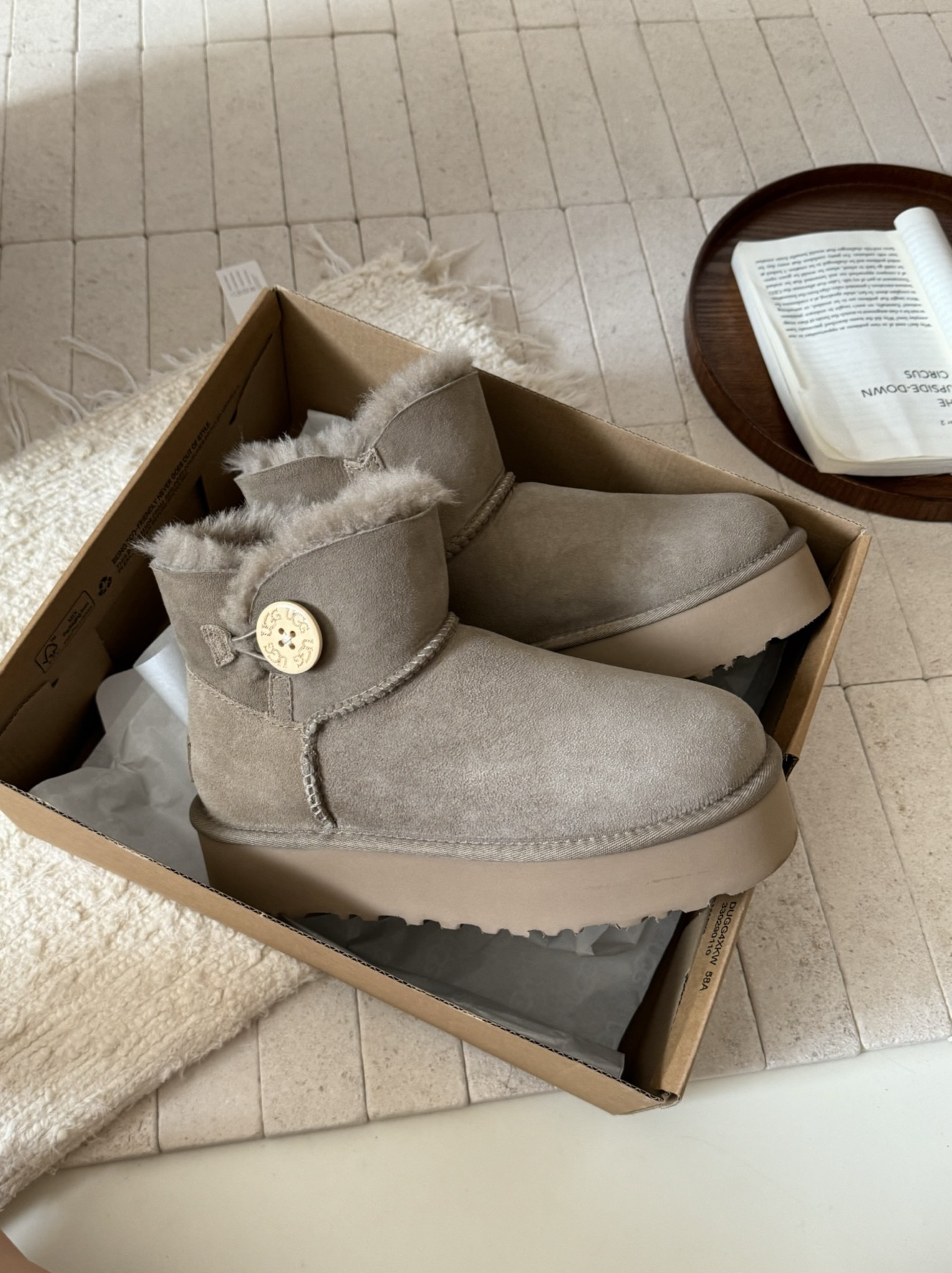 ugg厚底3352木扣～
采用高品质A级隆丰皮毛一体 
经典百搭
四色
 Size：35-40