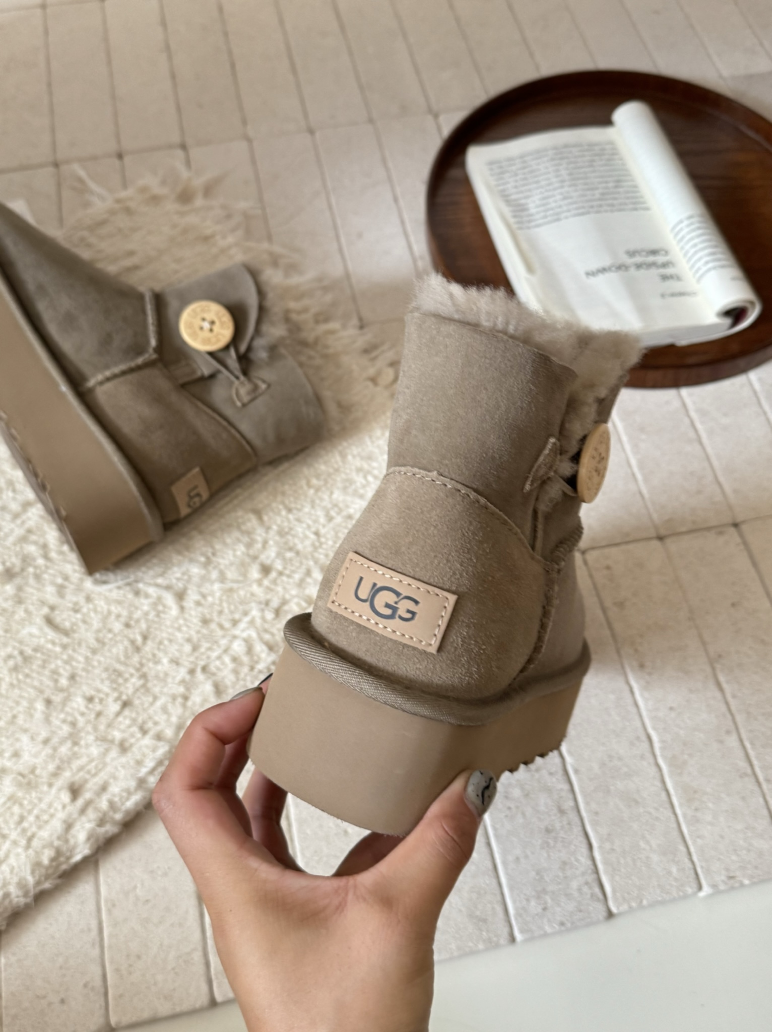 ugg厚底3352木扣～
采用高品质A级隆丰皮毛一体 
经典百搭
四色
 Size：35-40
